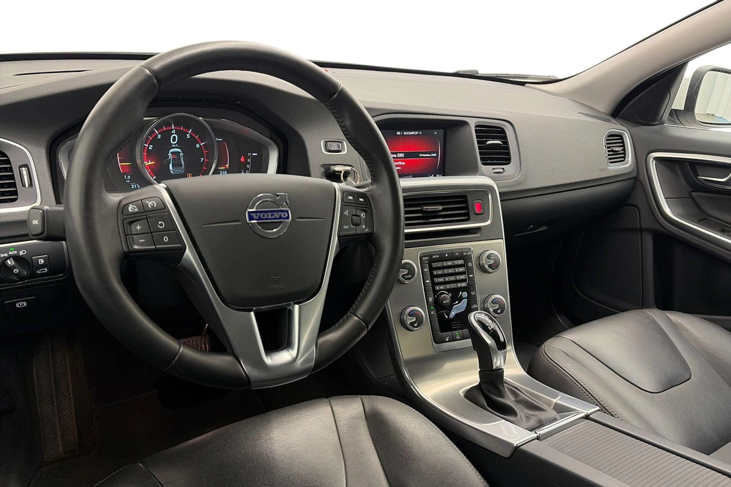 Valkoinen Volvo S60 2017 kuva 6.