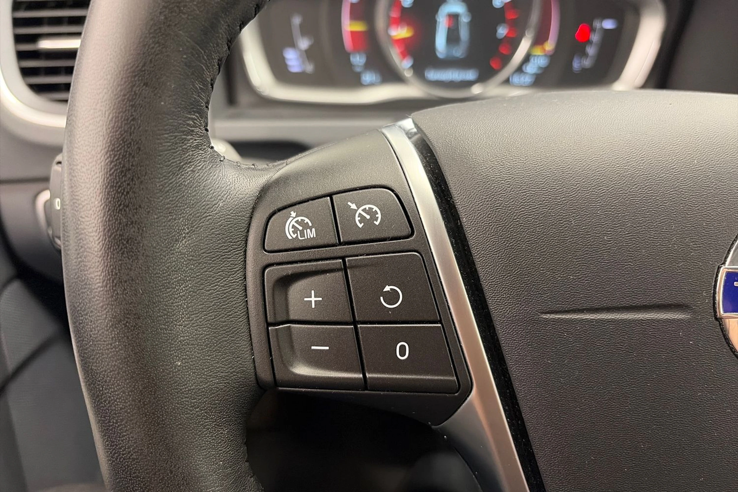 Valkoinen Volvo S60 2017 kuva 15.