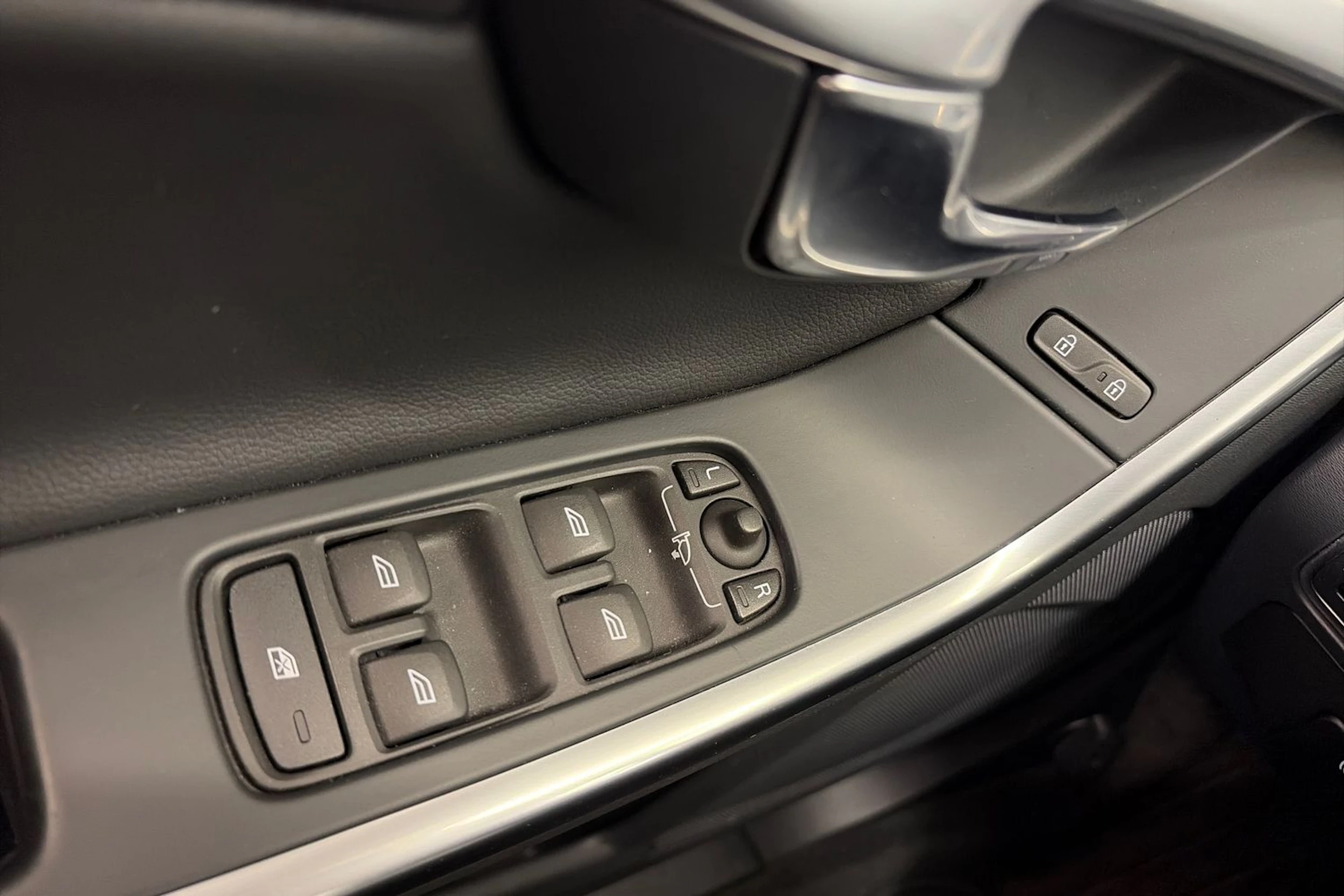 Valkoinen Volvo S60 2017 kuva 22.