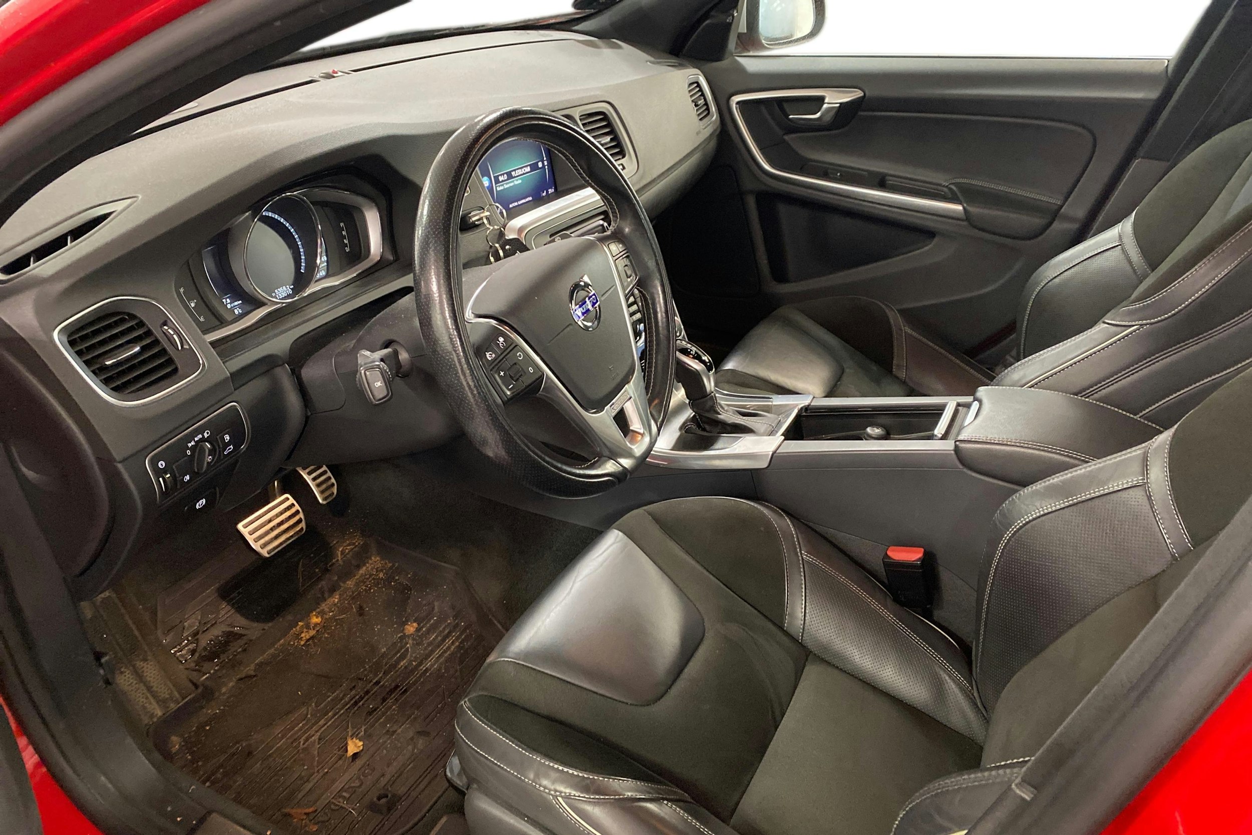 punainen Volvo S60 2017 kuva 3.