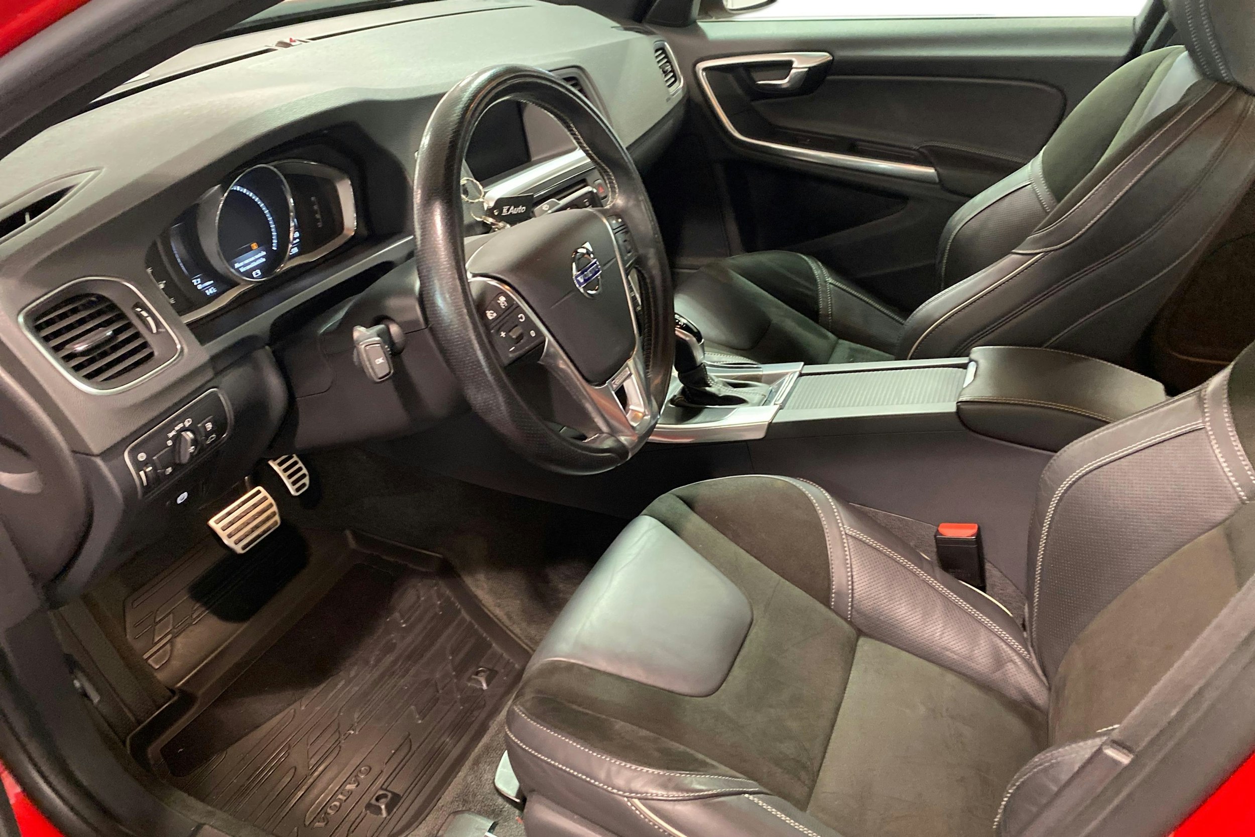 punainen Volvo S60 2017 kuva 7.