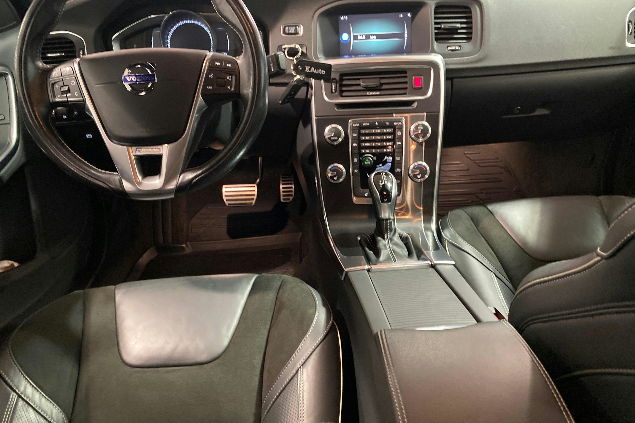 punainen Volvo S60 2017 kuva 9.