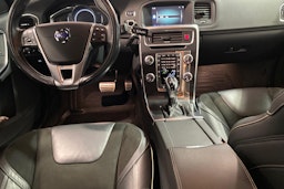 punainen Volvo S60 2017 kuva 9.