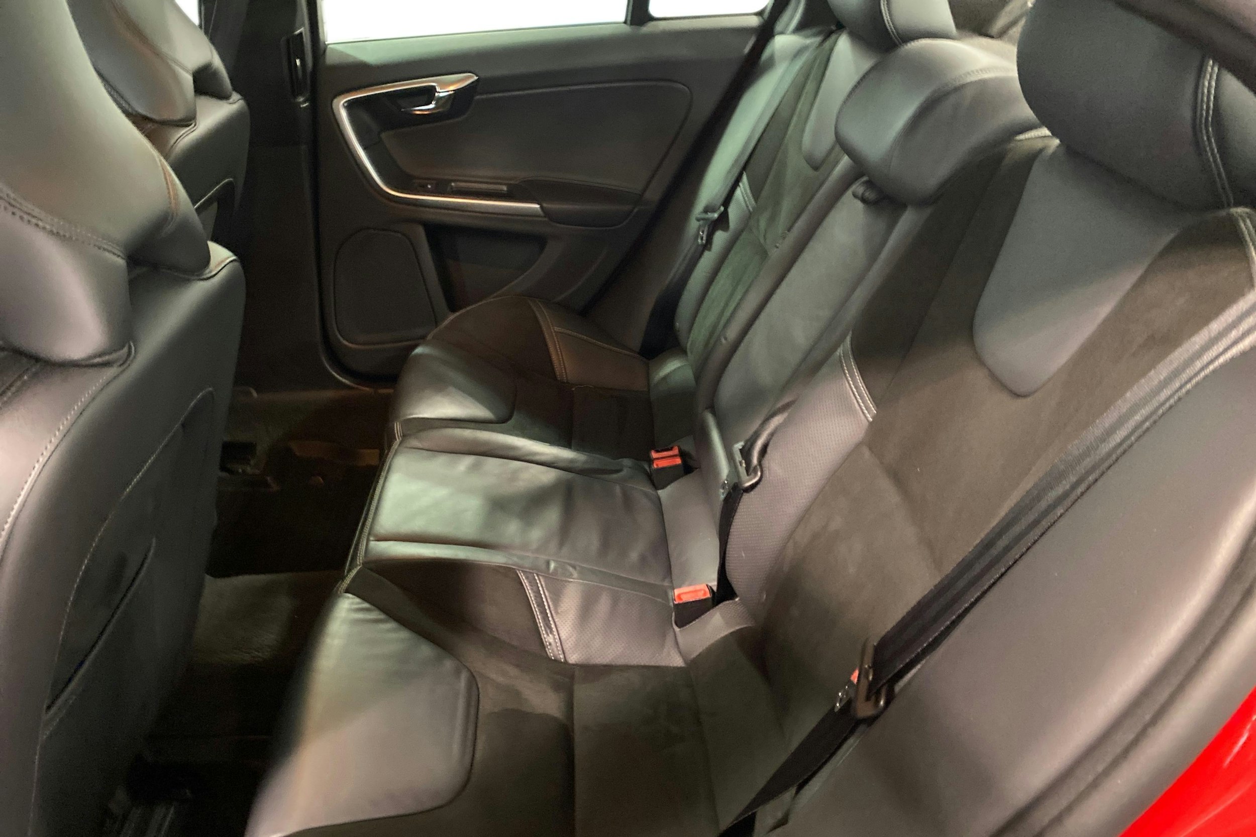 punainen Volvo S60 2017 kuva 10.