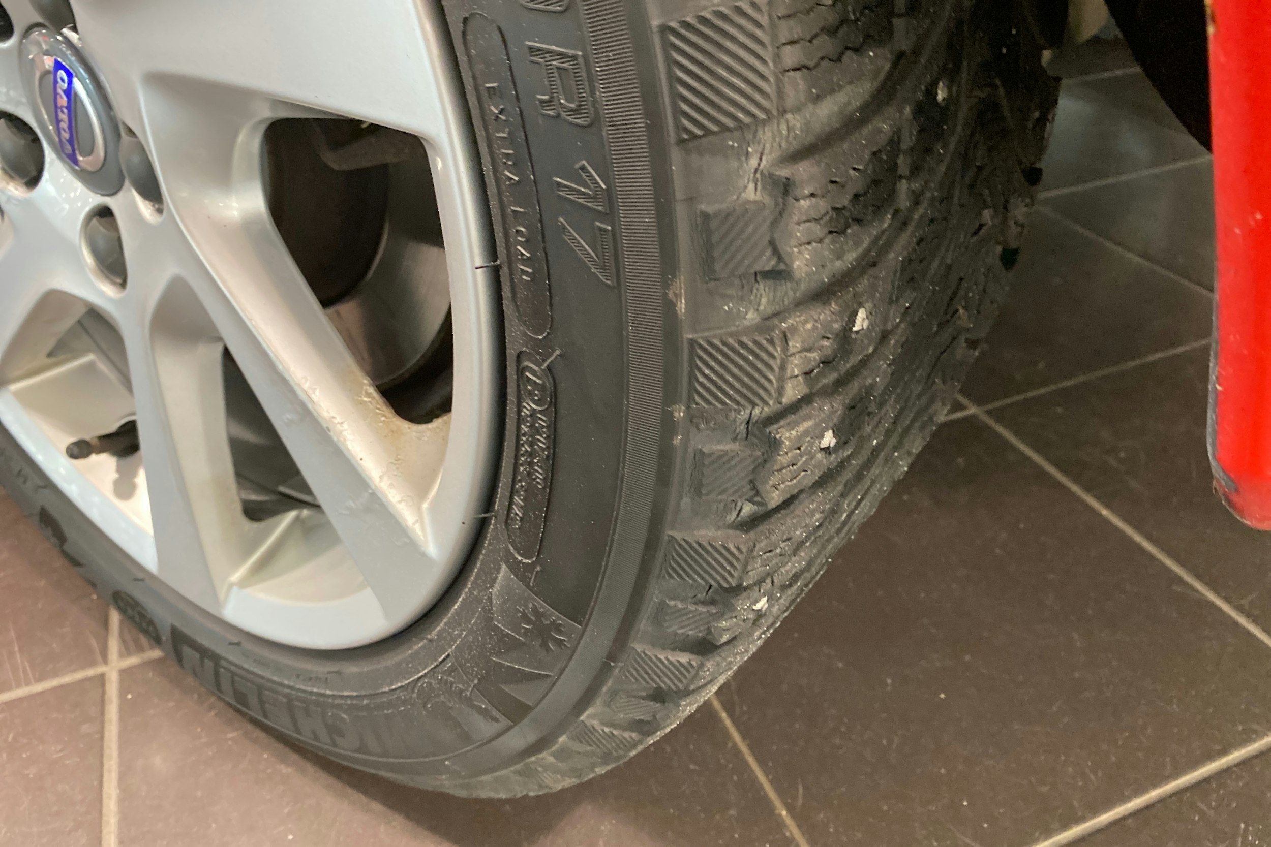 punainen Volvo S60 2017 kuva 13.