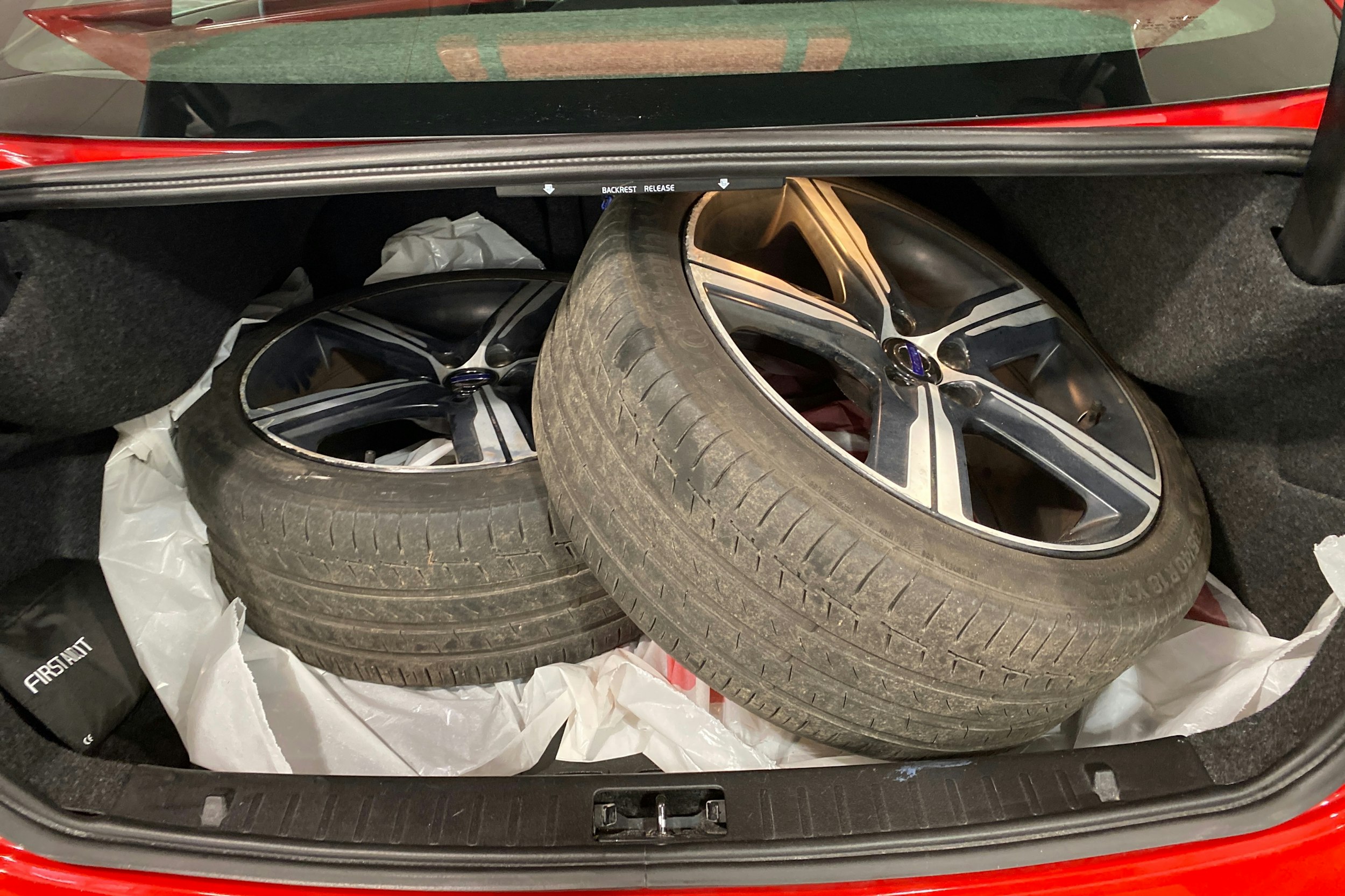 punainen Volvo S60 2017 kuva 14.