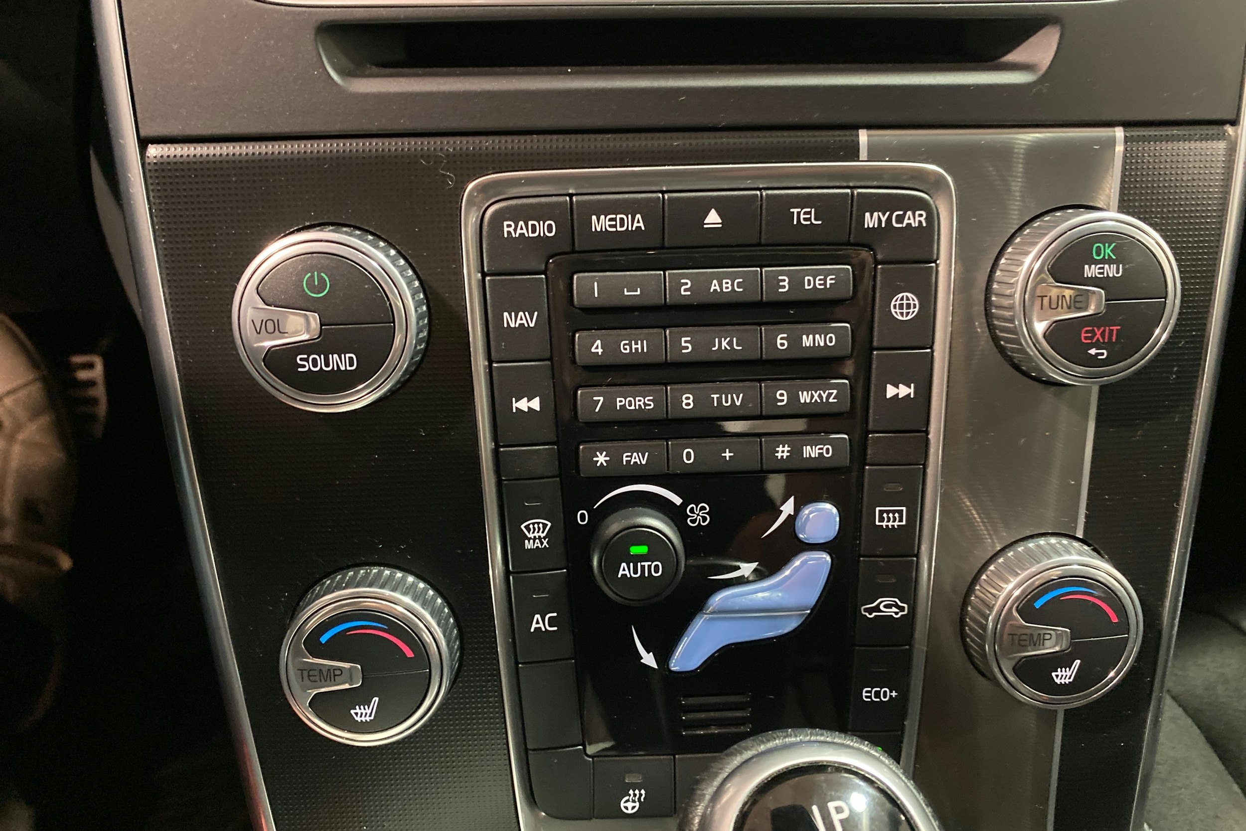 punainen Volvo S60 2017 kuva 19.