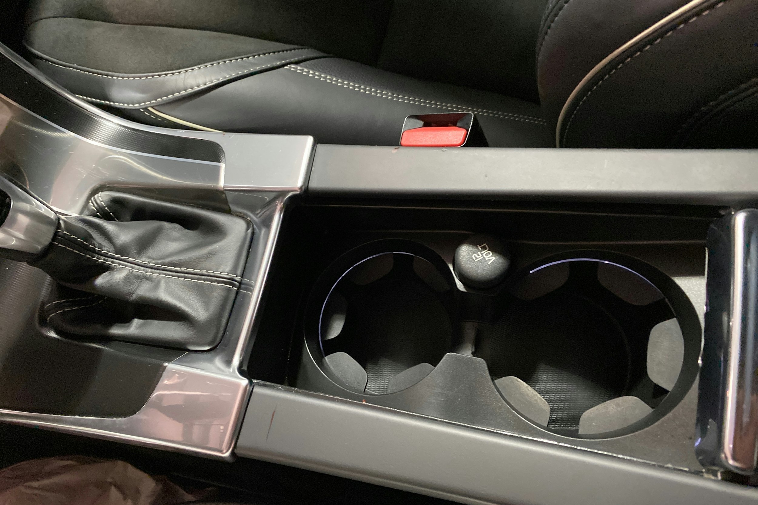 punainen Volvo S60 2017 kuva 21.