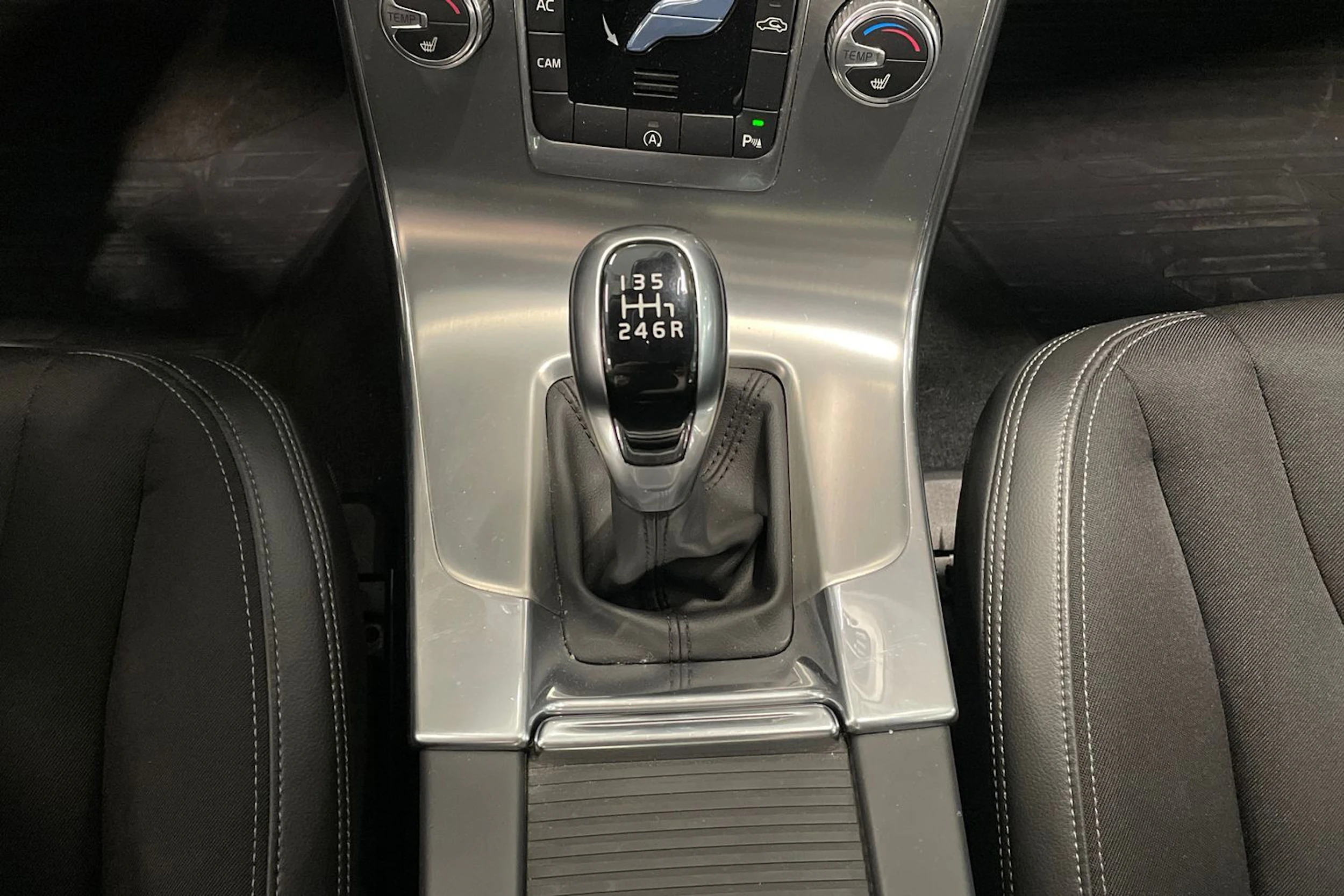 Harmaa Volvo S60 2017 kuva 25.