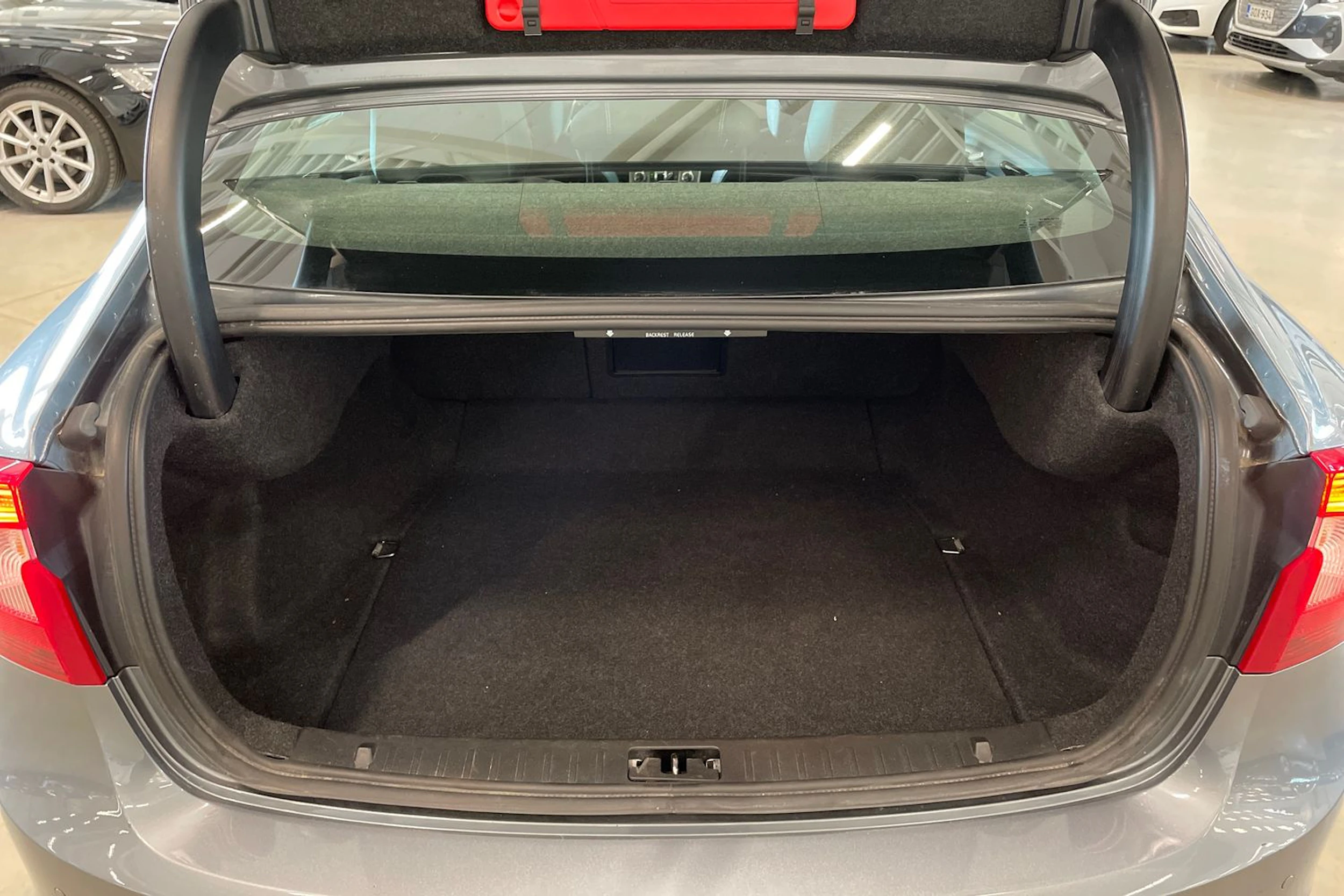 Harmaa Volvo S60 2017 kuva 28.