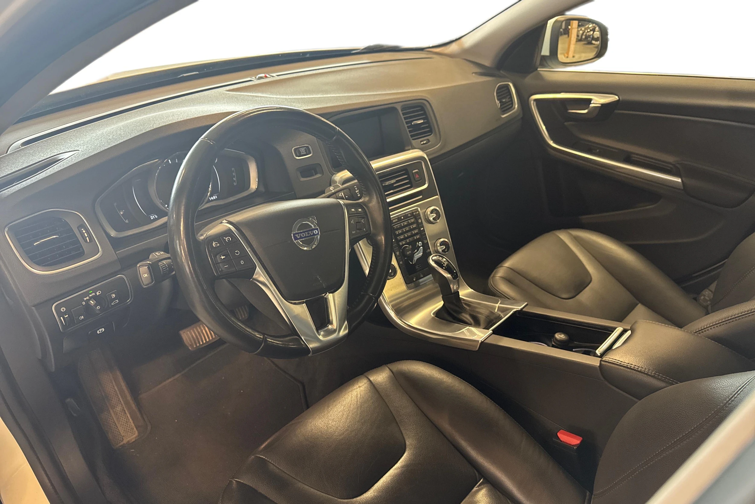 valkoinen Volvo S60 2018 kuva 3.