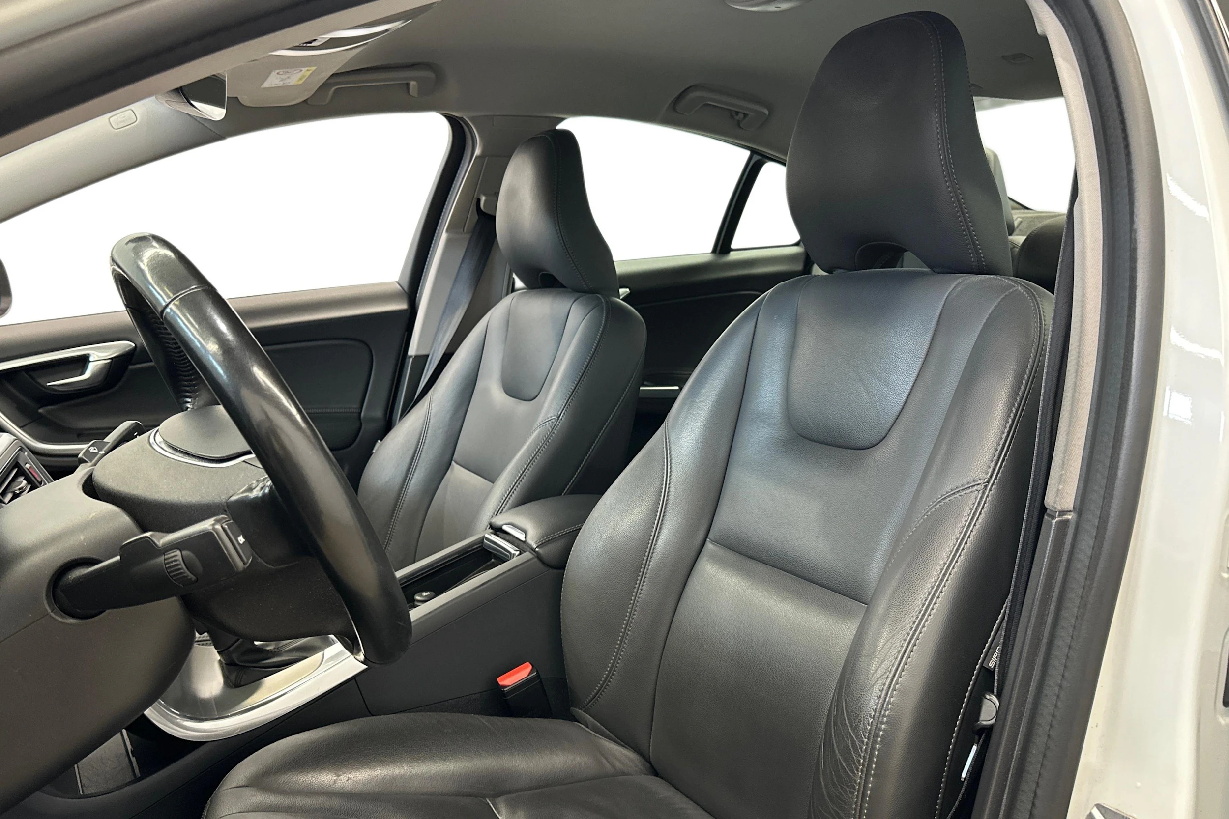 valkoinen Volvo S60 2018 kuva 6.