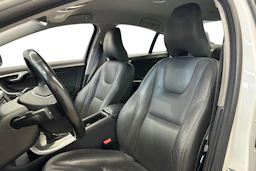 valkoinen Volvo S60 2018 kuva 6.