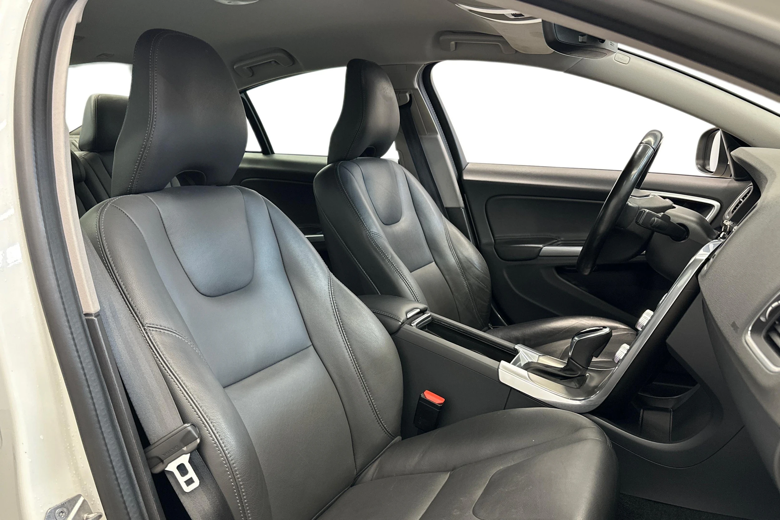 valkoinen Volvo S60 2018 kuva 7.