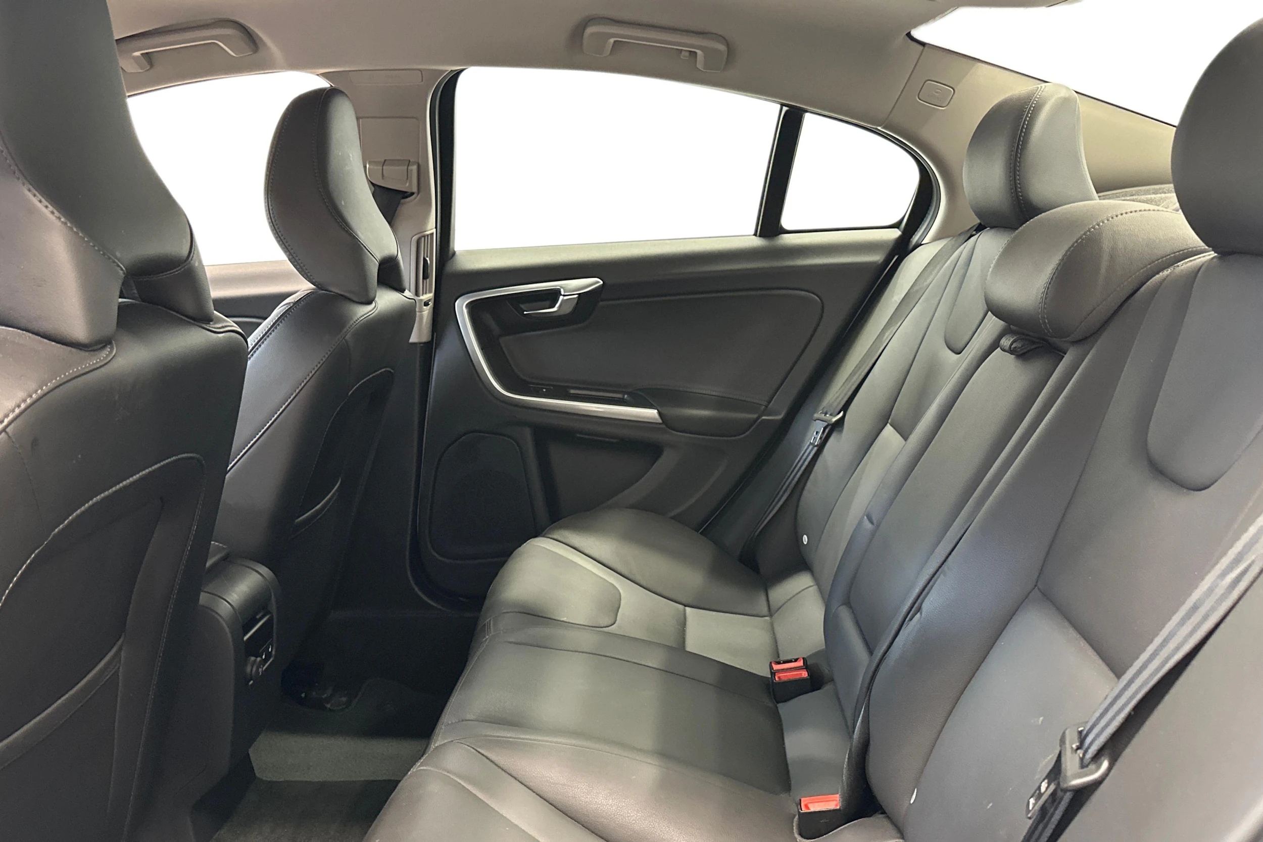valkoinen Volvo S60 2018 kuva 8.