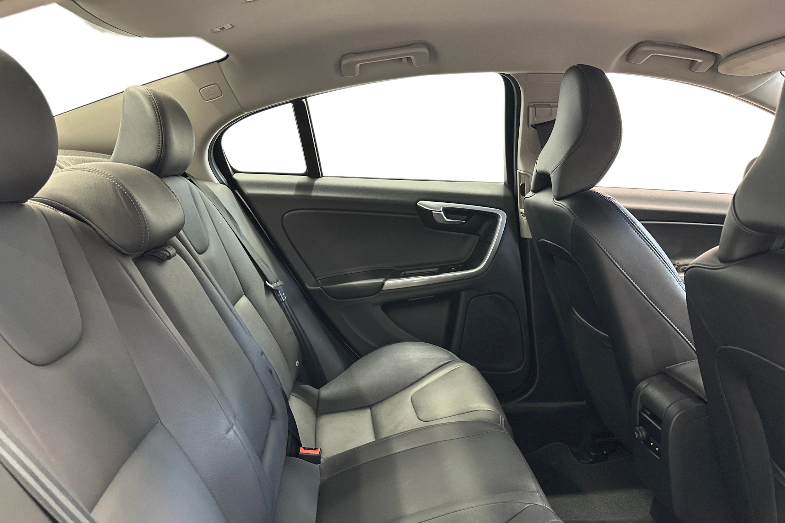 valkoinen Volvo S60 2018 kuva 9.