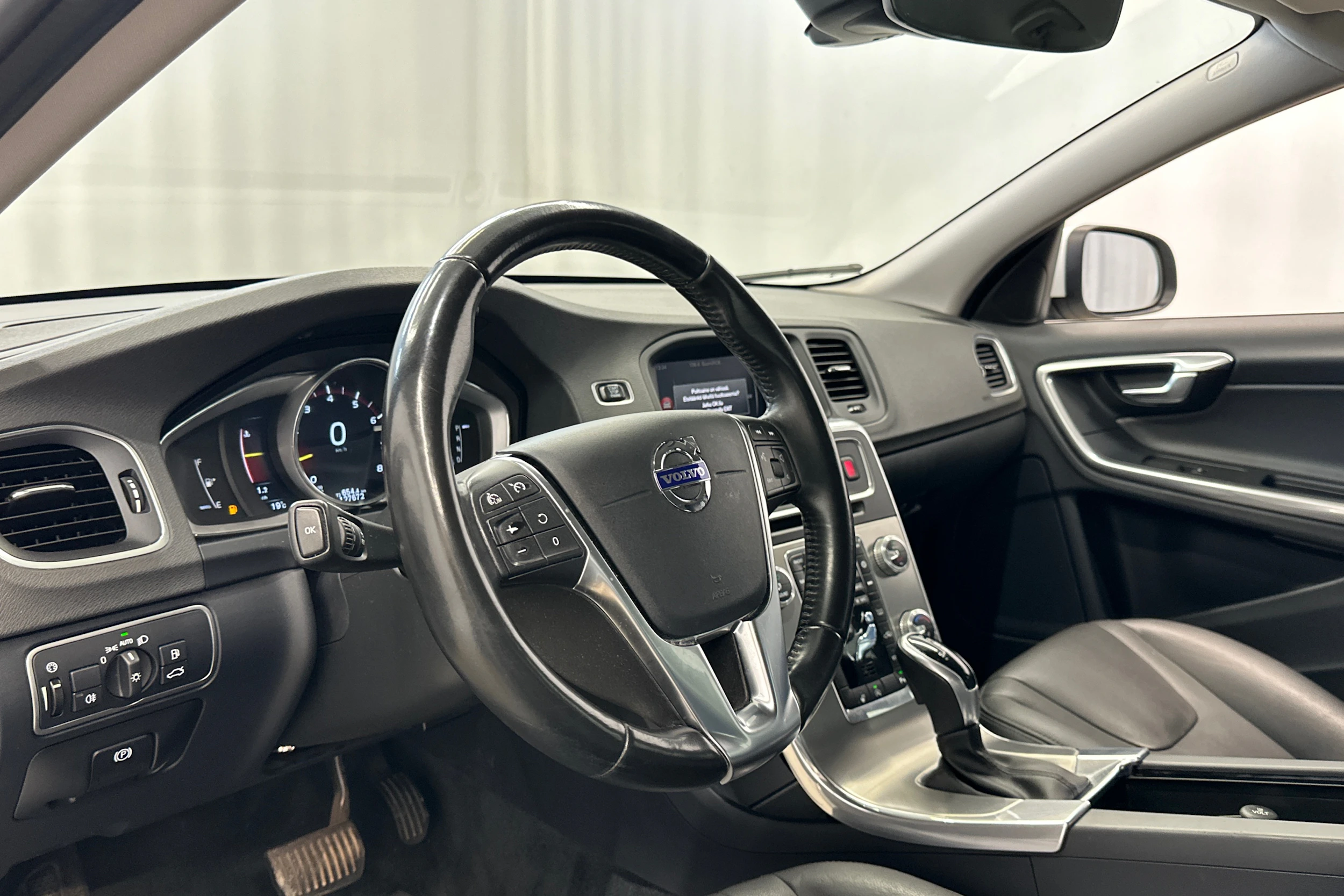 valkoinen Volvo S60 2018 kuva 10.