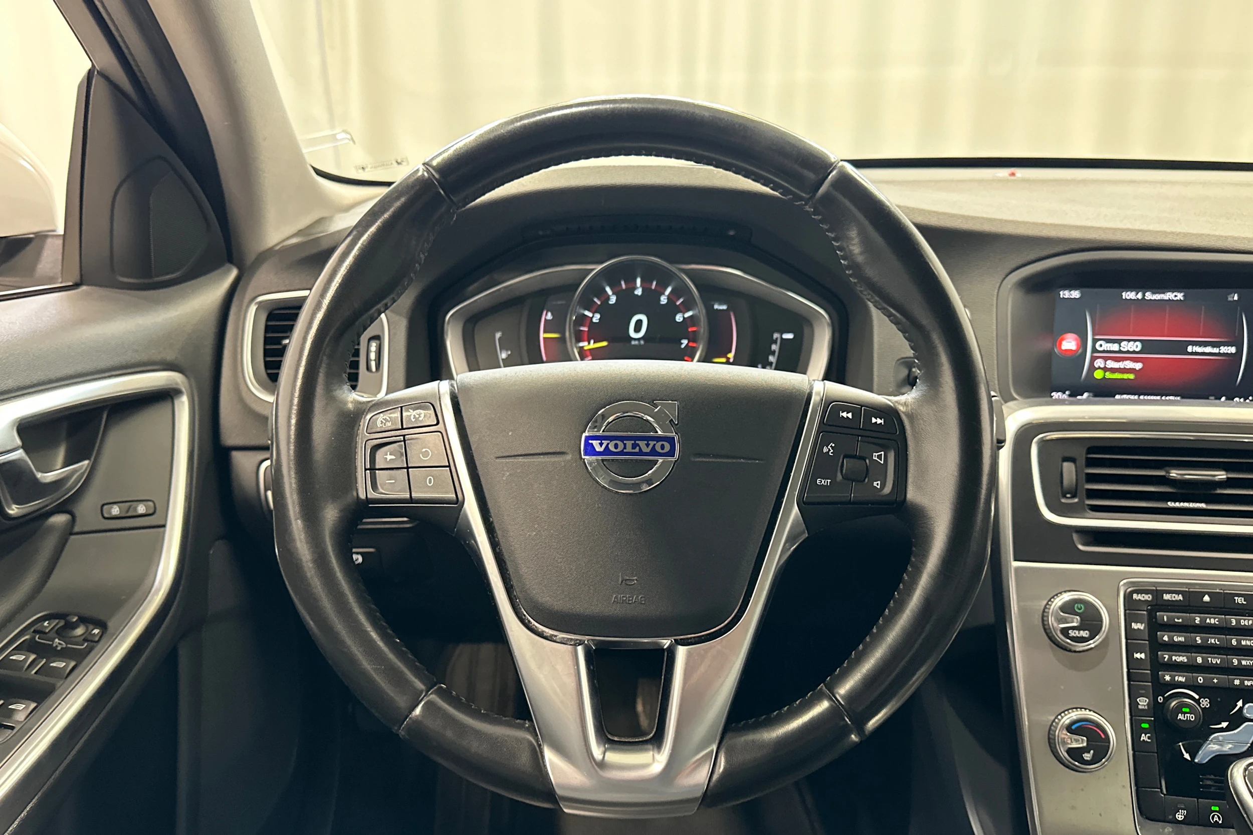 valkoinen Volvo S60 2018 kuva 12.