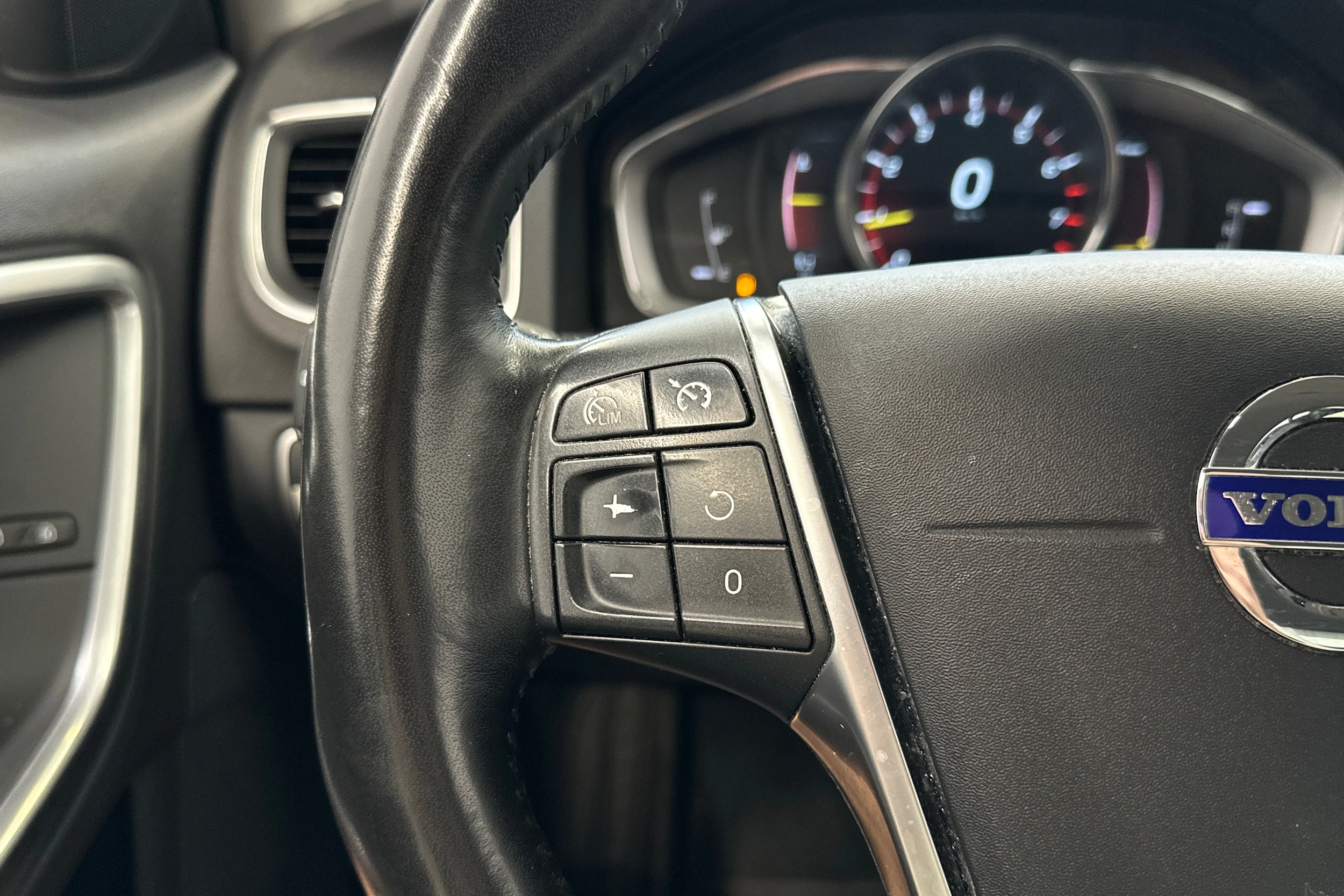 valkoinen Volvo S60 2018 kuva 13.