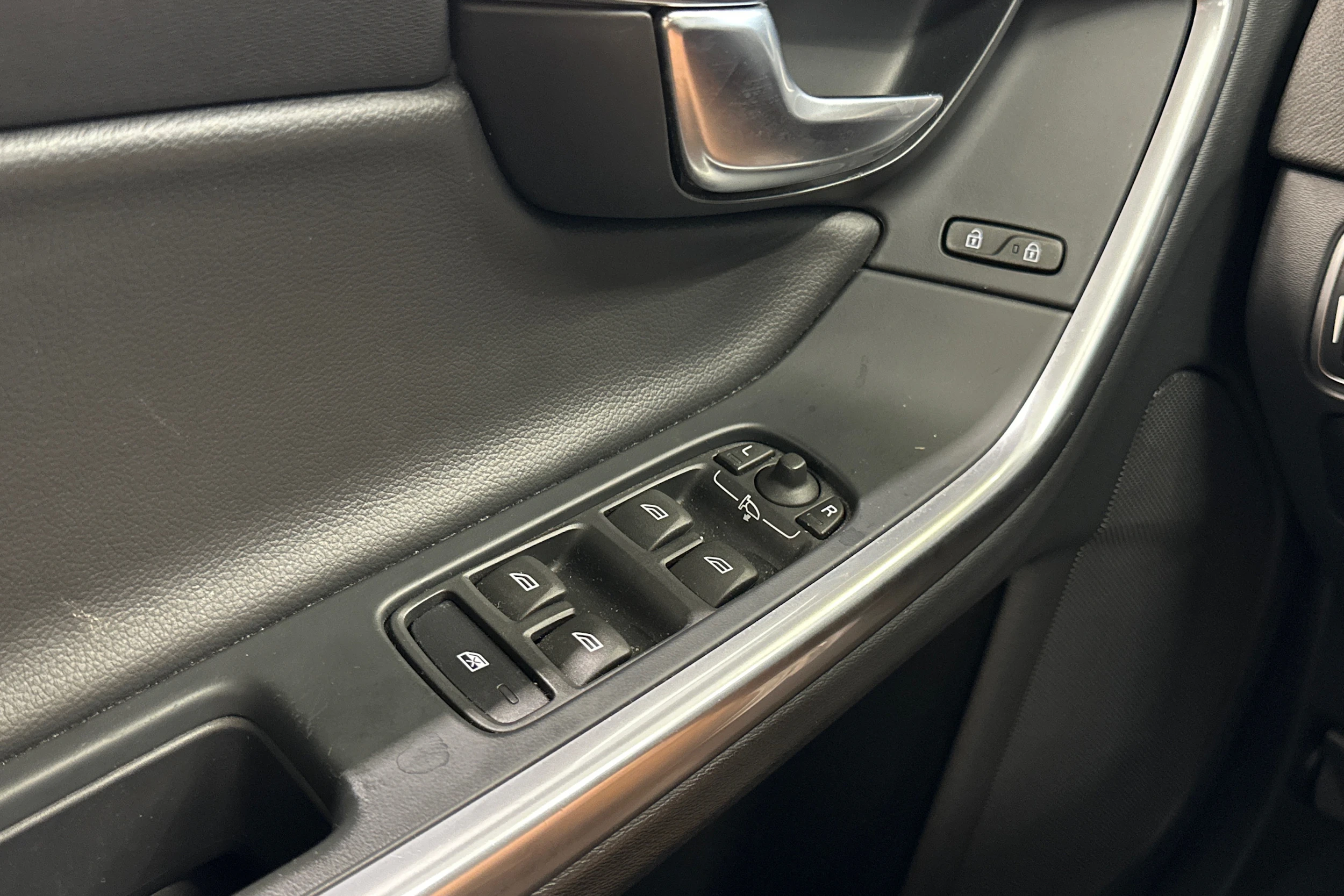 valkoinen Volvo S60 2018 kuva 19.