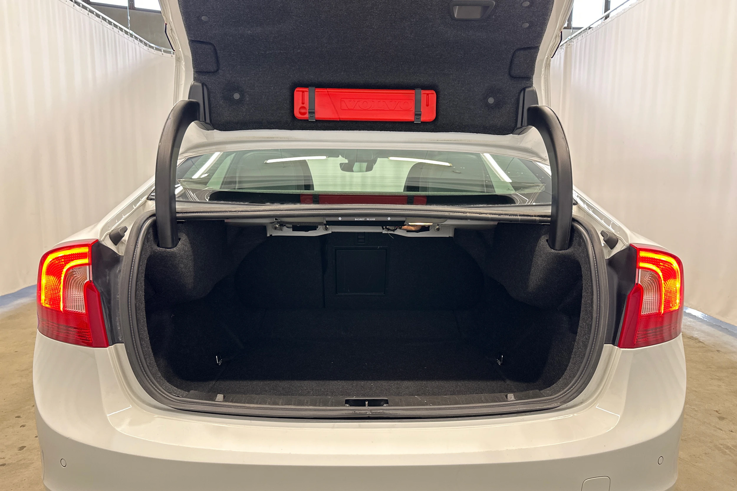 valkoinen Volvo S60 2018 kuva 21.