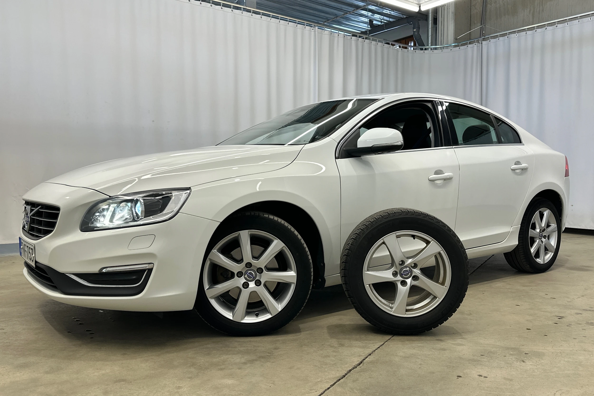 valkoinen Volvo S60 2018 kuva 22.