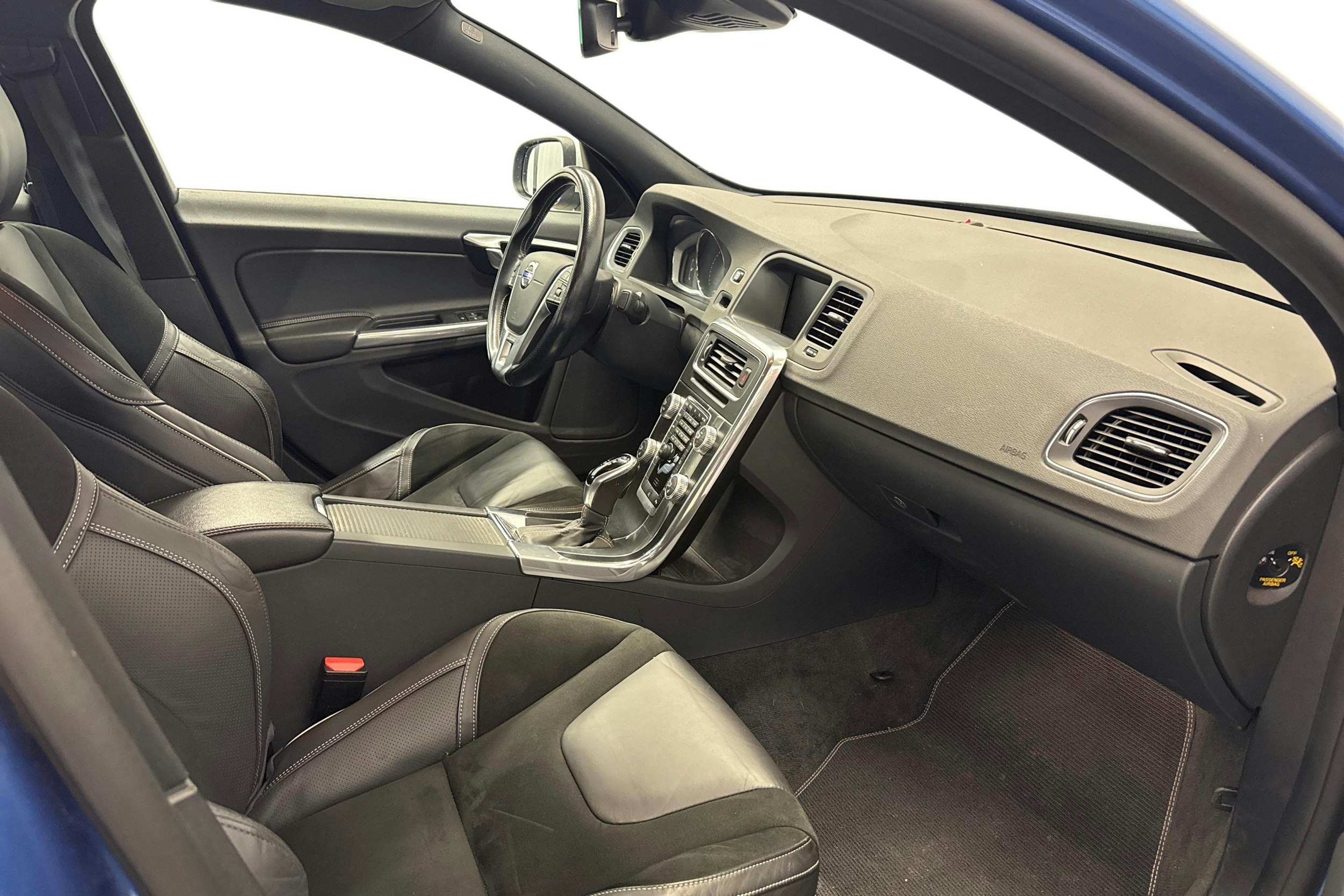 Sininen Volvo S60 2018 kuva 9.