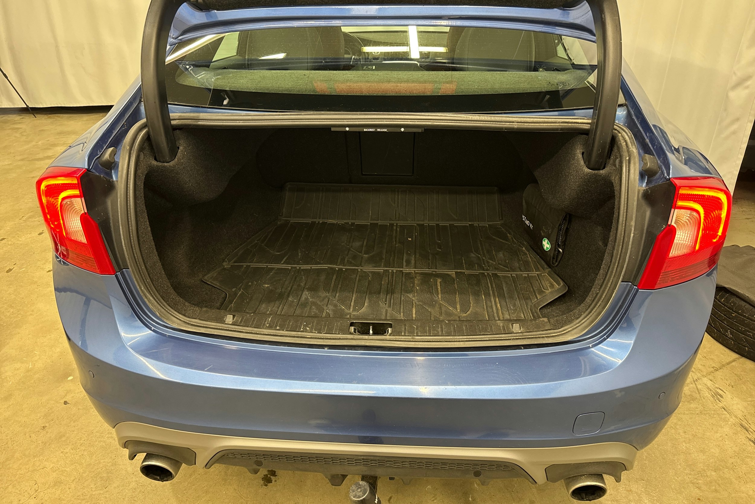 Sininen Volvo S60 2018 kuva 13.