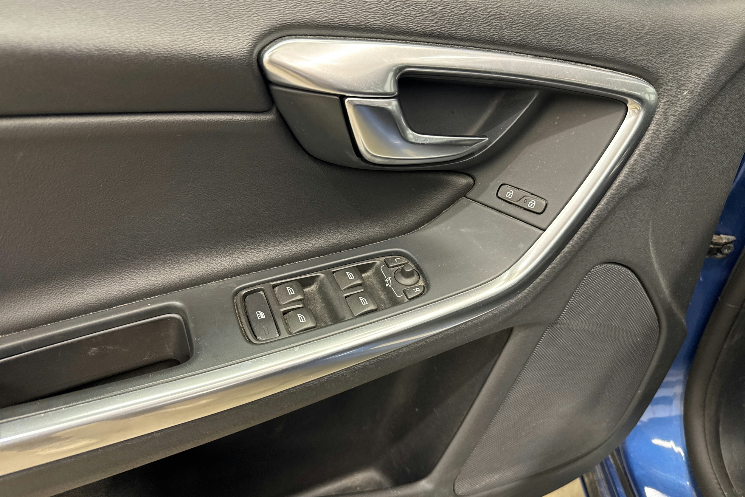 Sininen Volvo S60 2018 kuva 16.