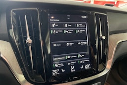 Punainen Volvo S60 2020 kuva 16.