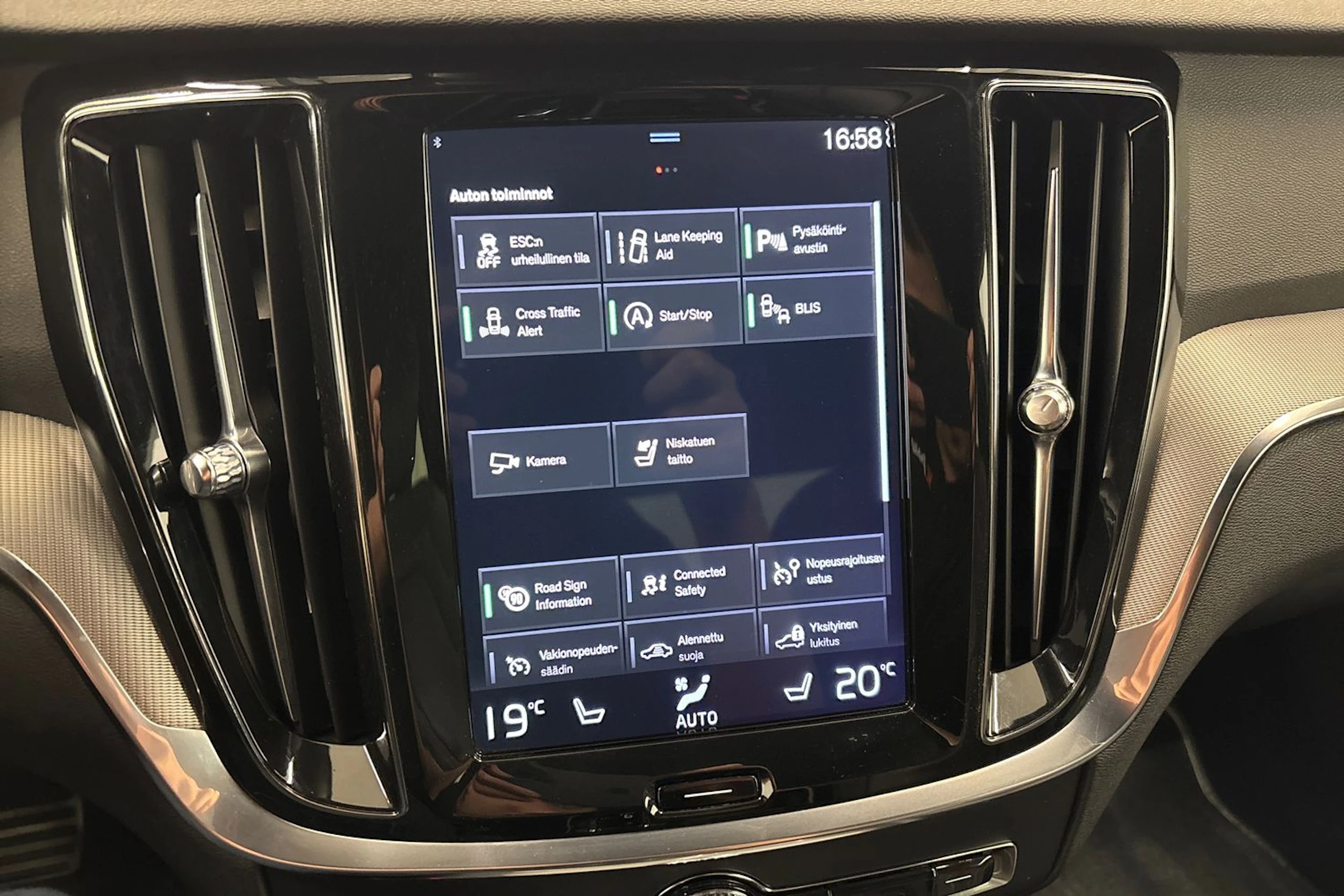 harmaa Volvo S60 2019 kuva 11.