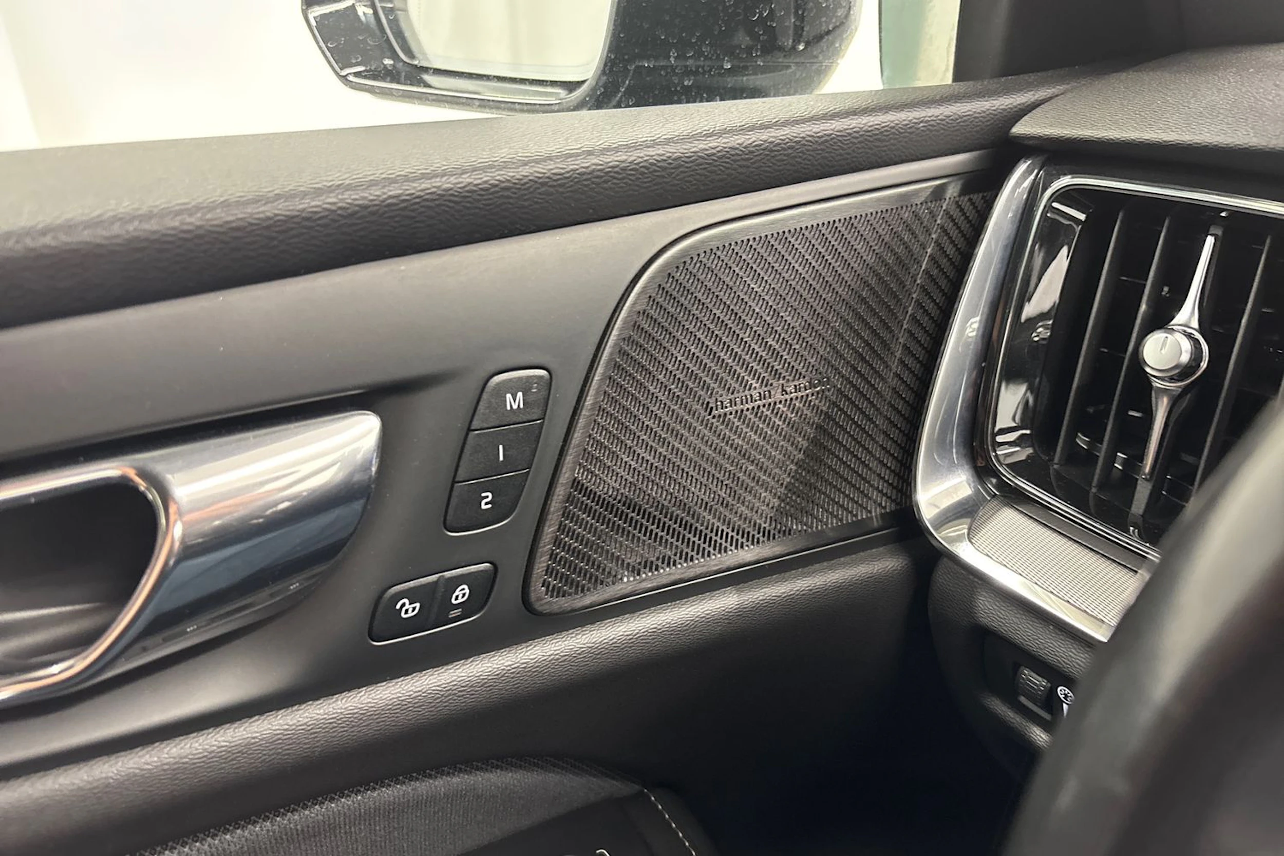 harmaa Volvo S60 2019 kuva 17.