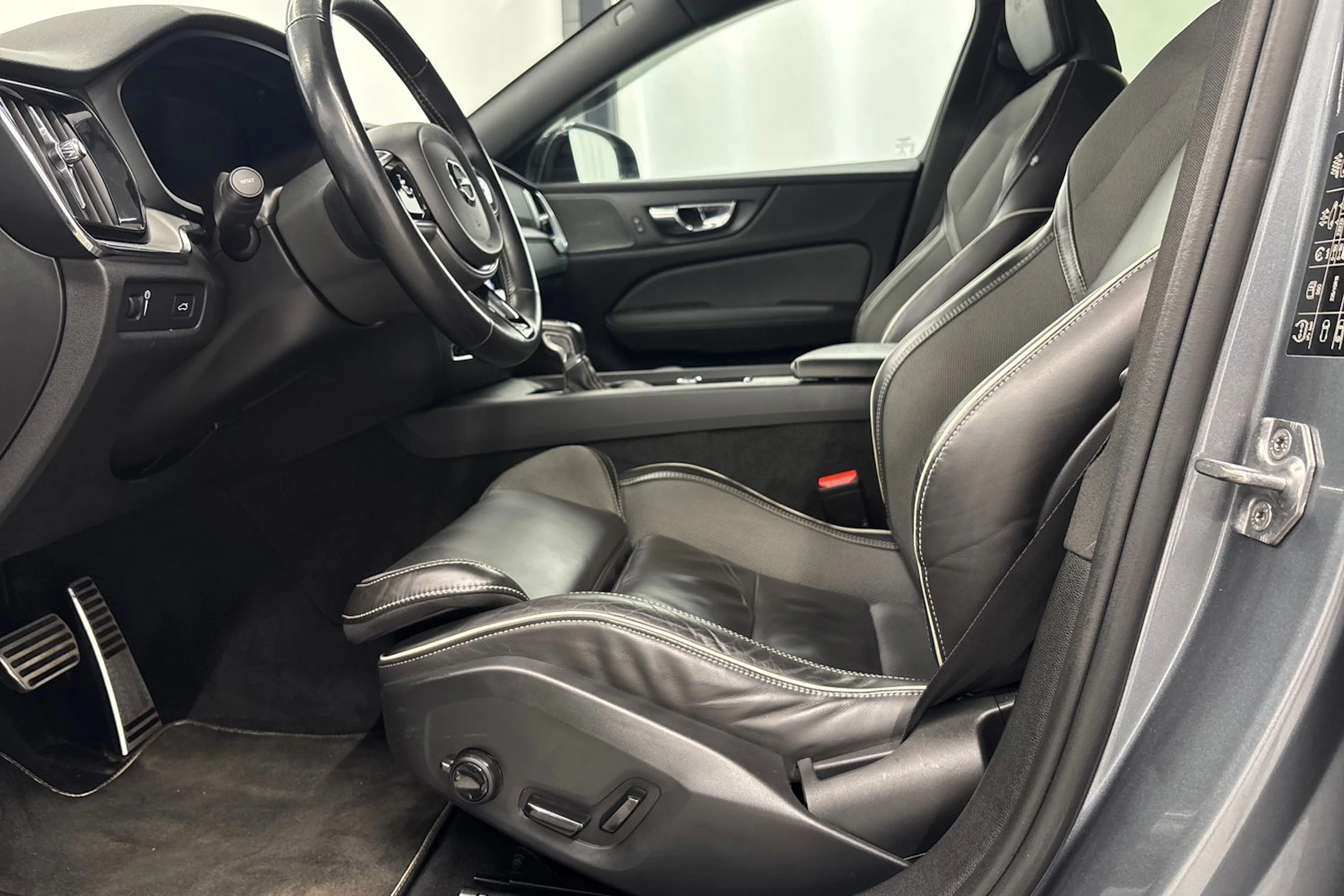harmaa Volvo S60 2019 kuva 18.