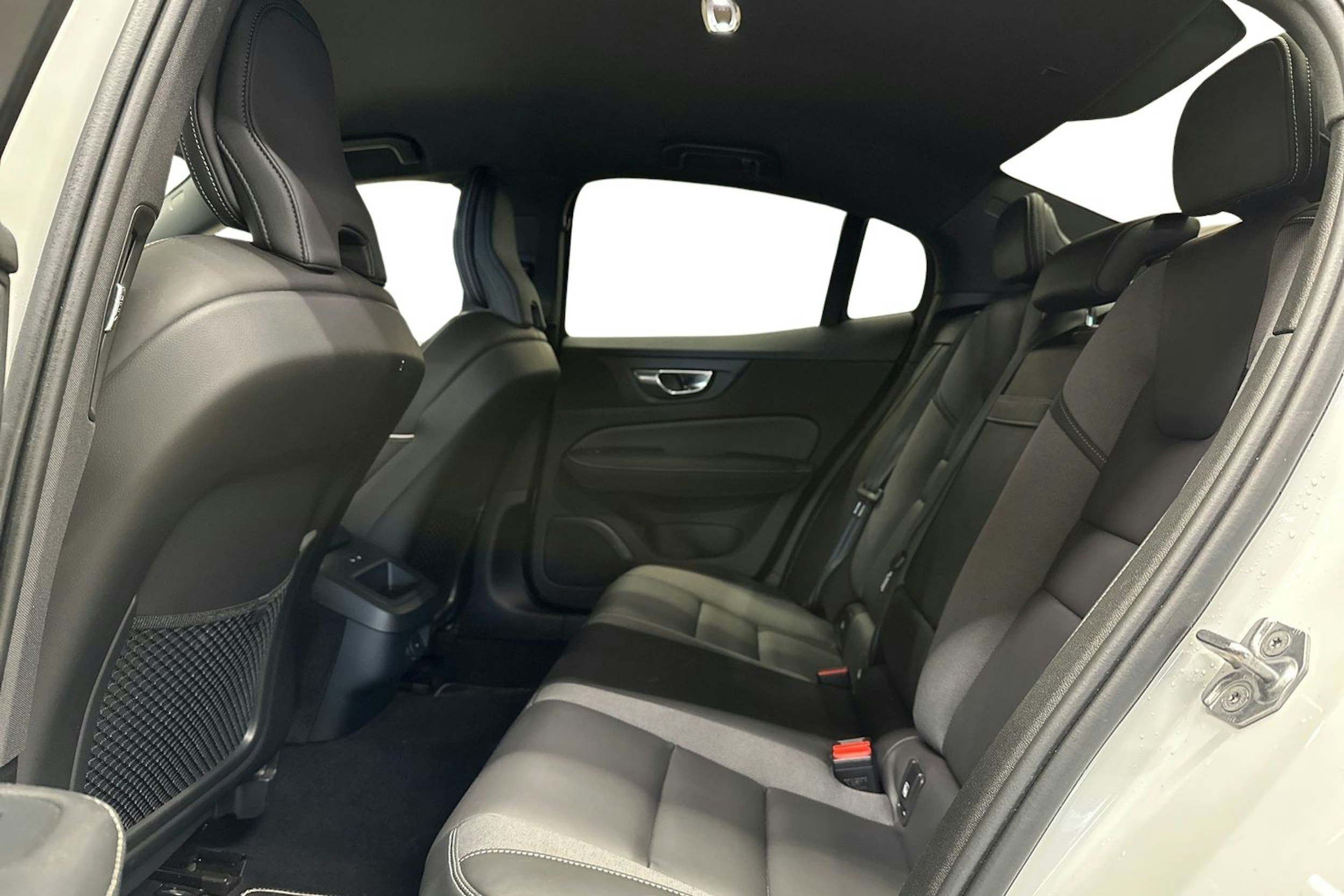 valkoinen Volvo S60 2020 kuva 10.