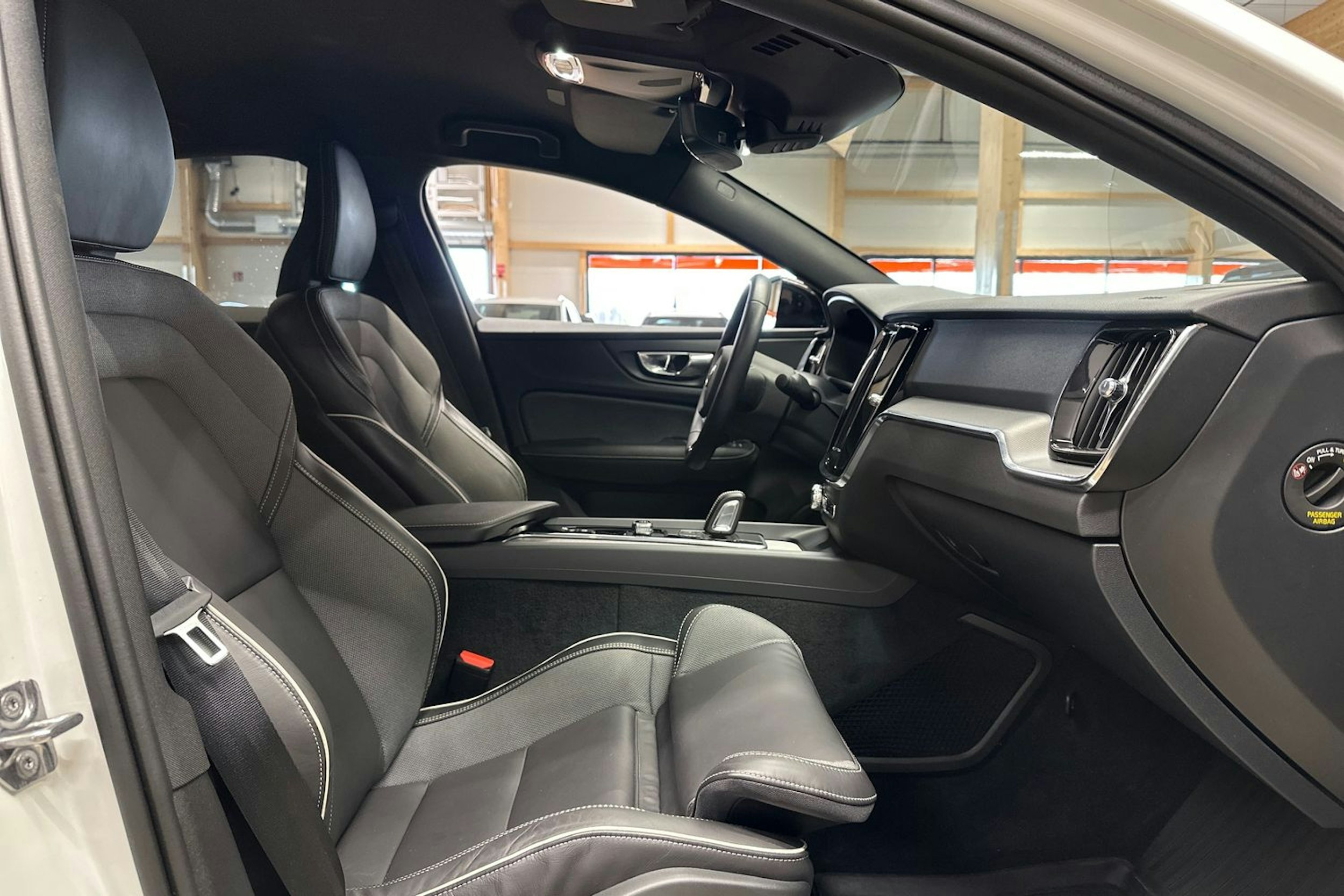 valkoinen Volvo S60 2020 kuva 15.
