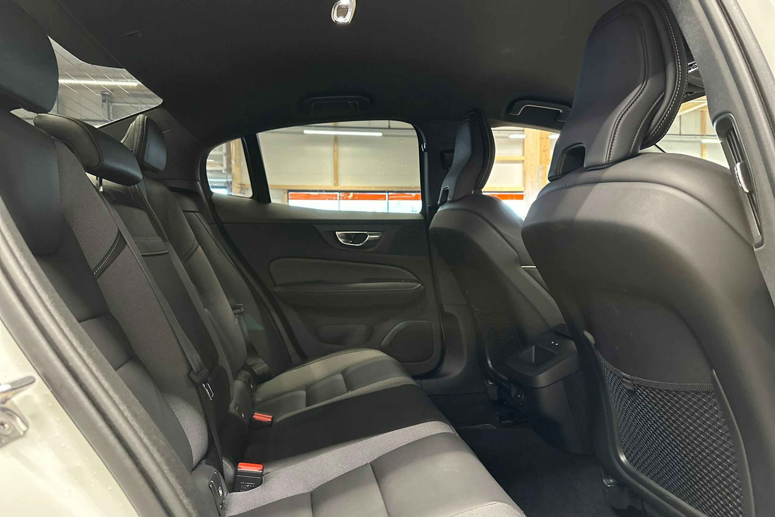 valkoinen Volvo S60 2020 kuva 16.