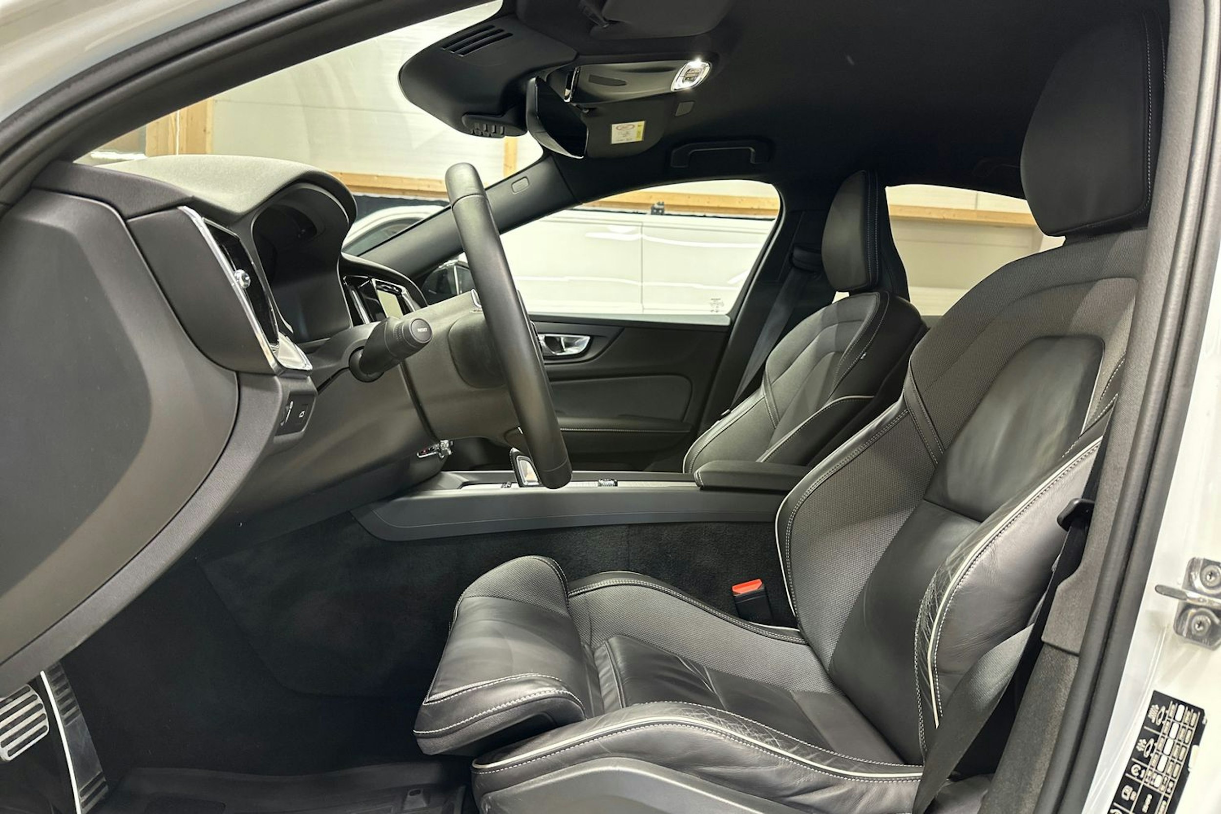 valkoinen Volvo S60 2020 kuva 17.