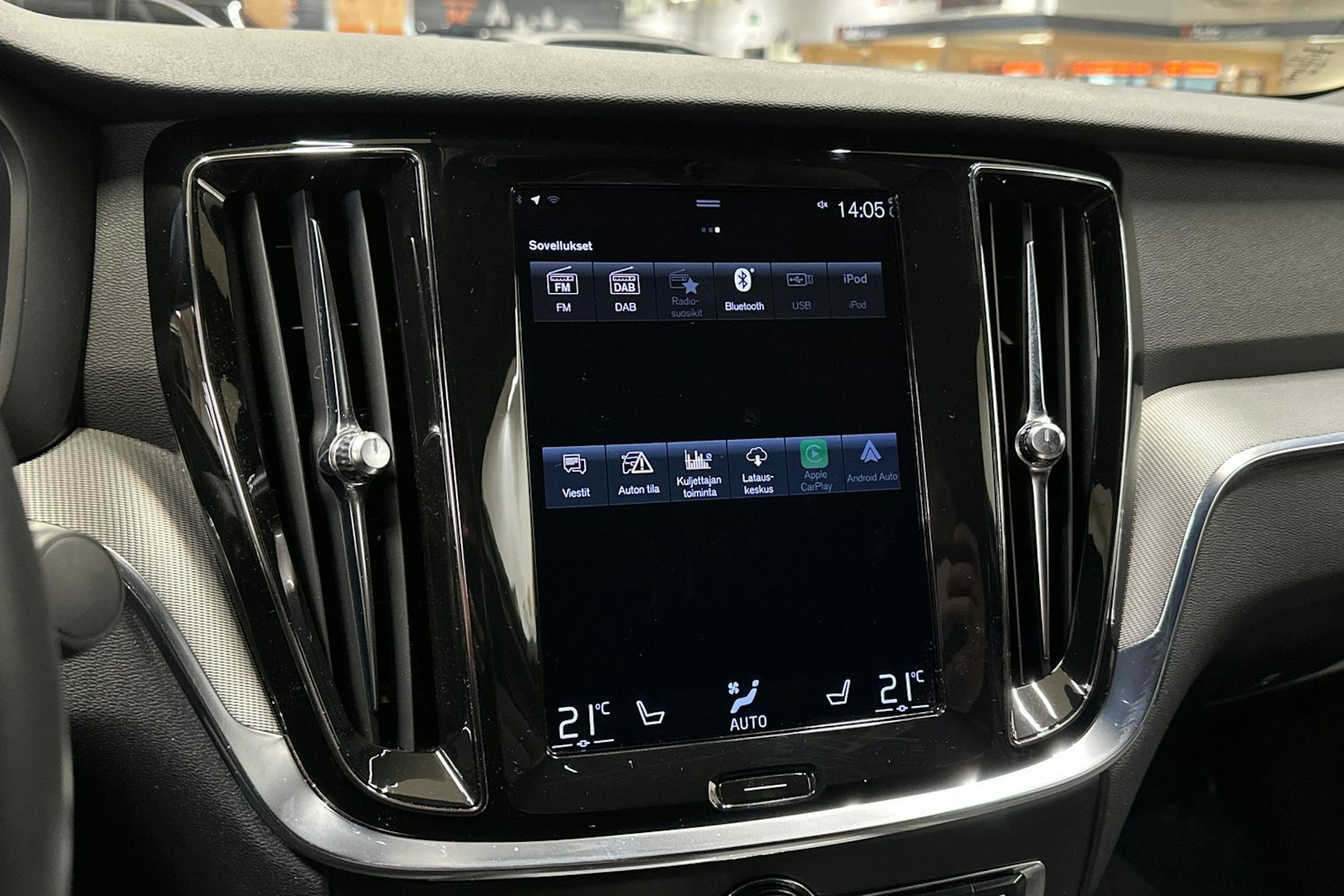 valkoinen Volvo S60 2020 kuva 21.