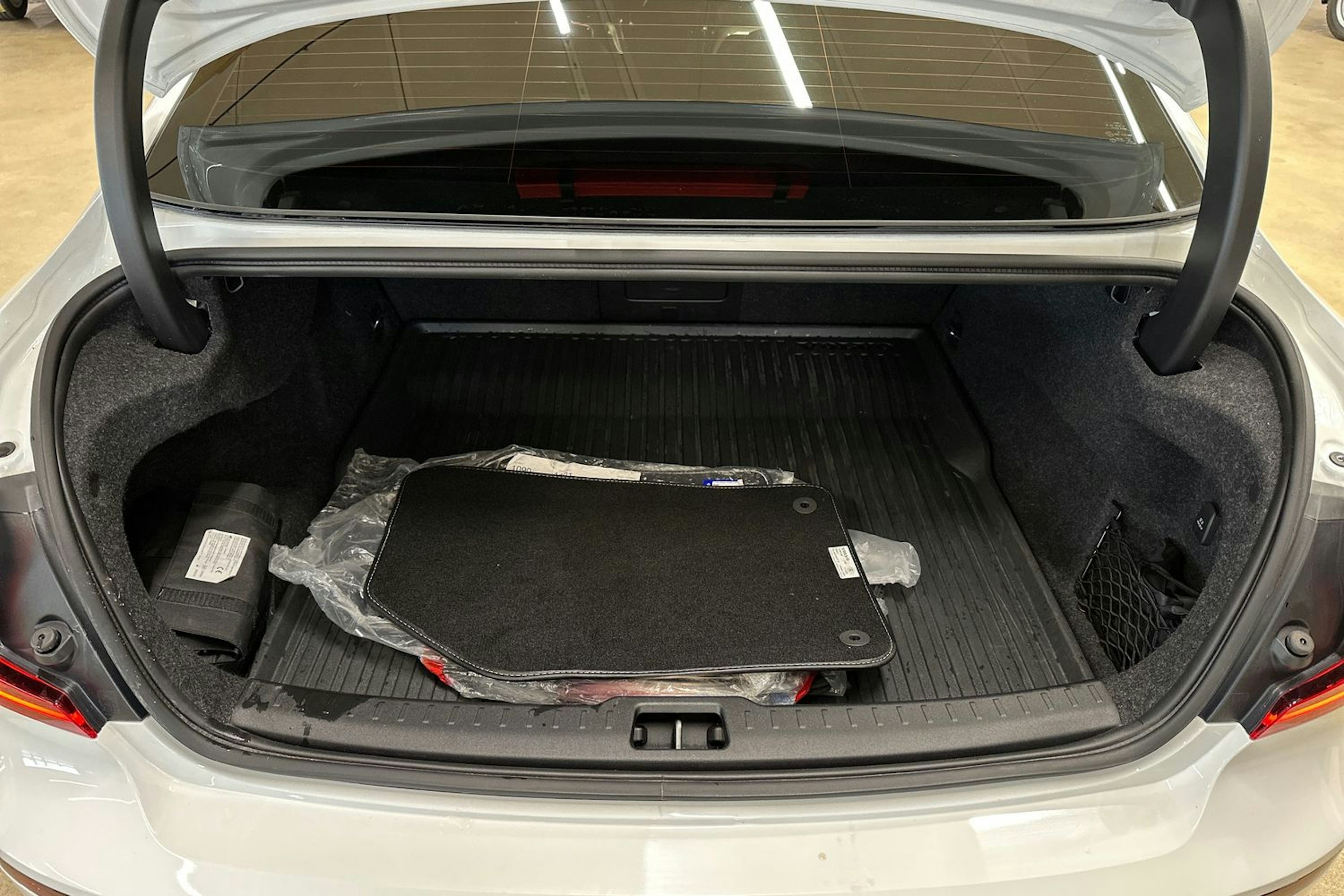 valkoinen Volvo S60 2020 kuva 33.