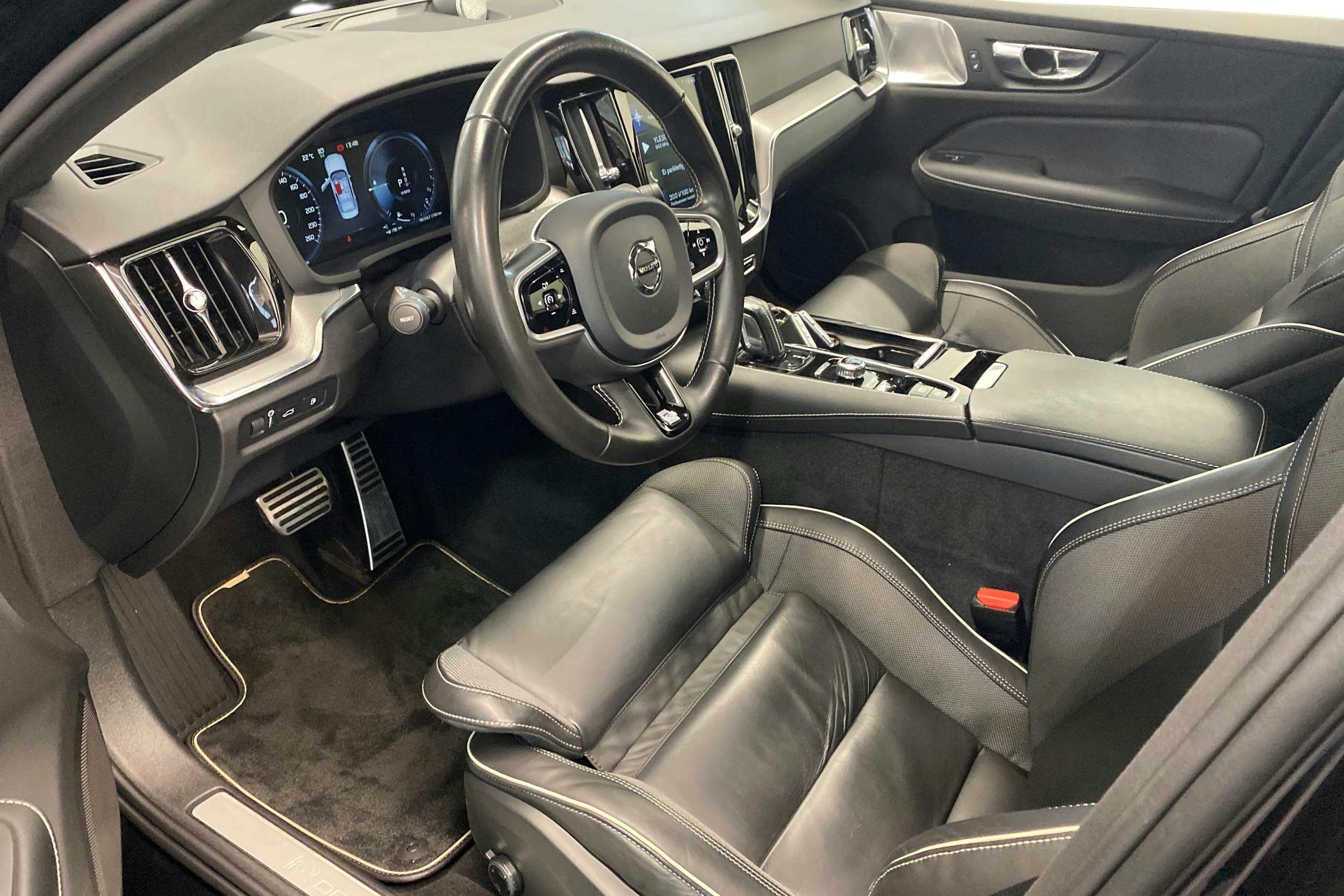 musta Volvo S60 2020 kuva 7.