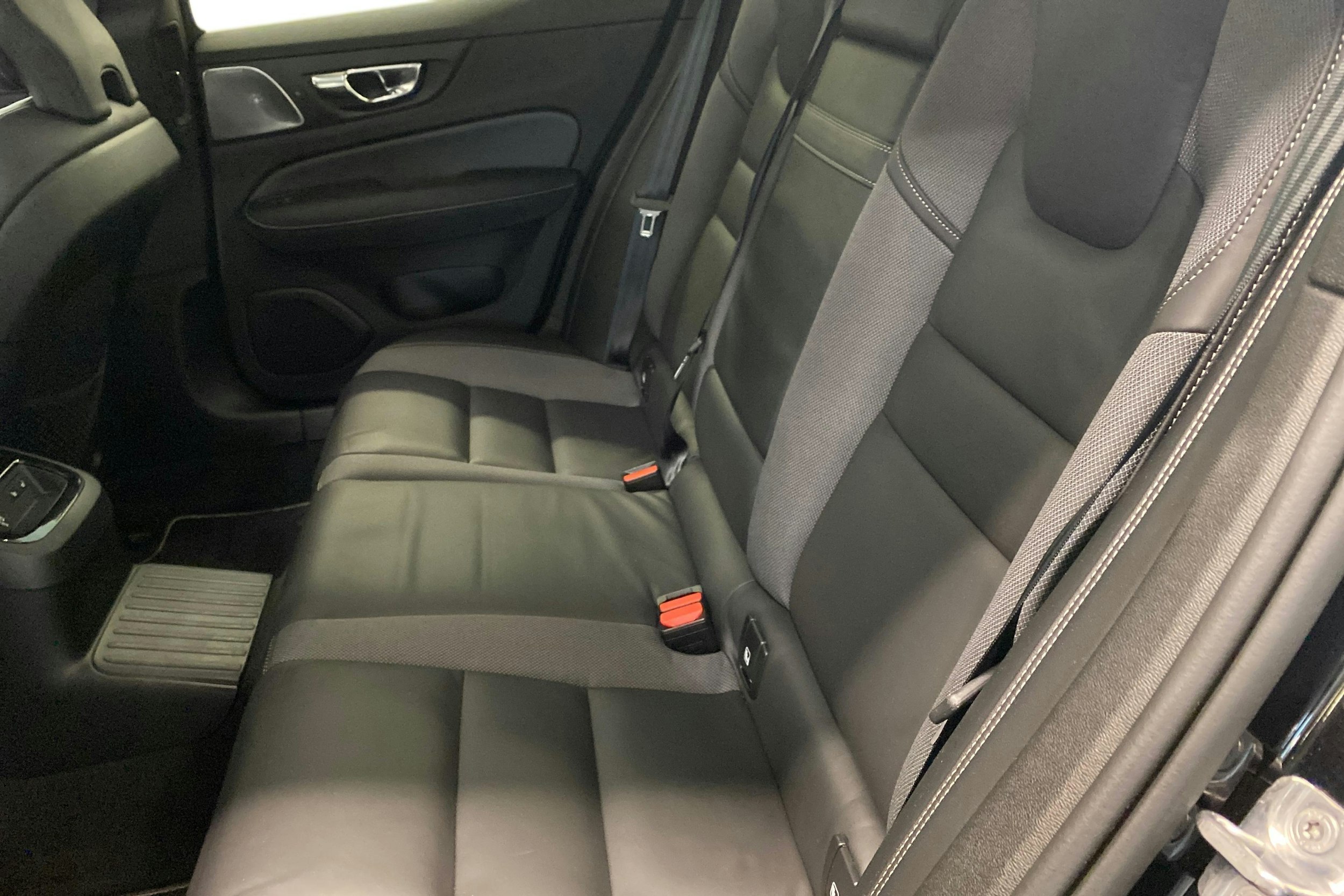musta Volvo S60 2020 kuva 10.