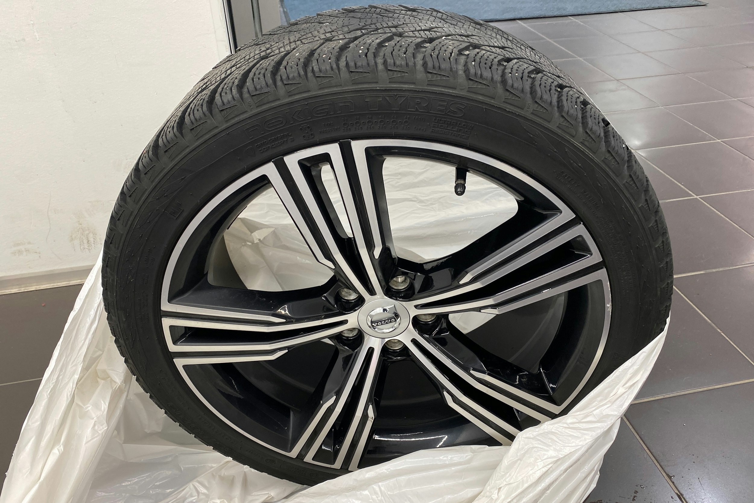 musta Volvo S60 2020 kuva 14.
