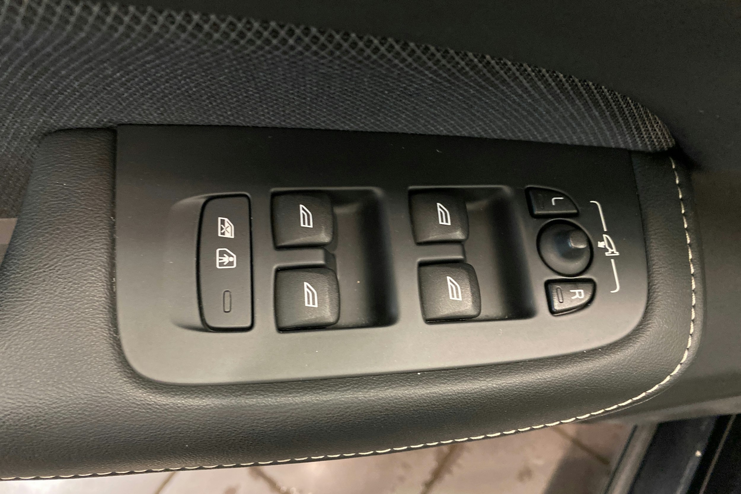 musta Volvo S60 2020 kuva 17.
