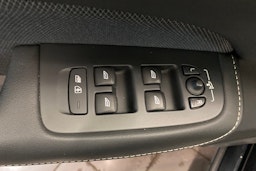 musta Volvo S60 2020 kuva 17.