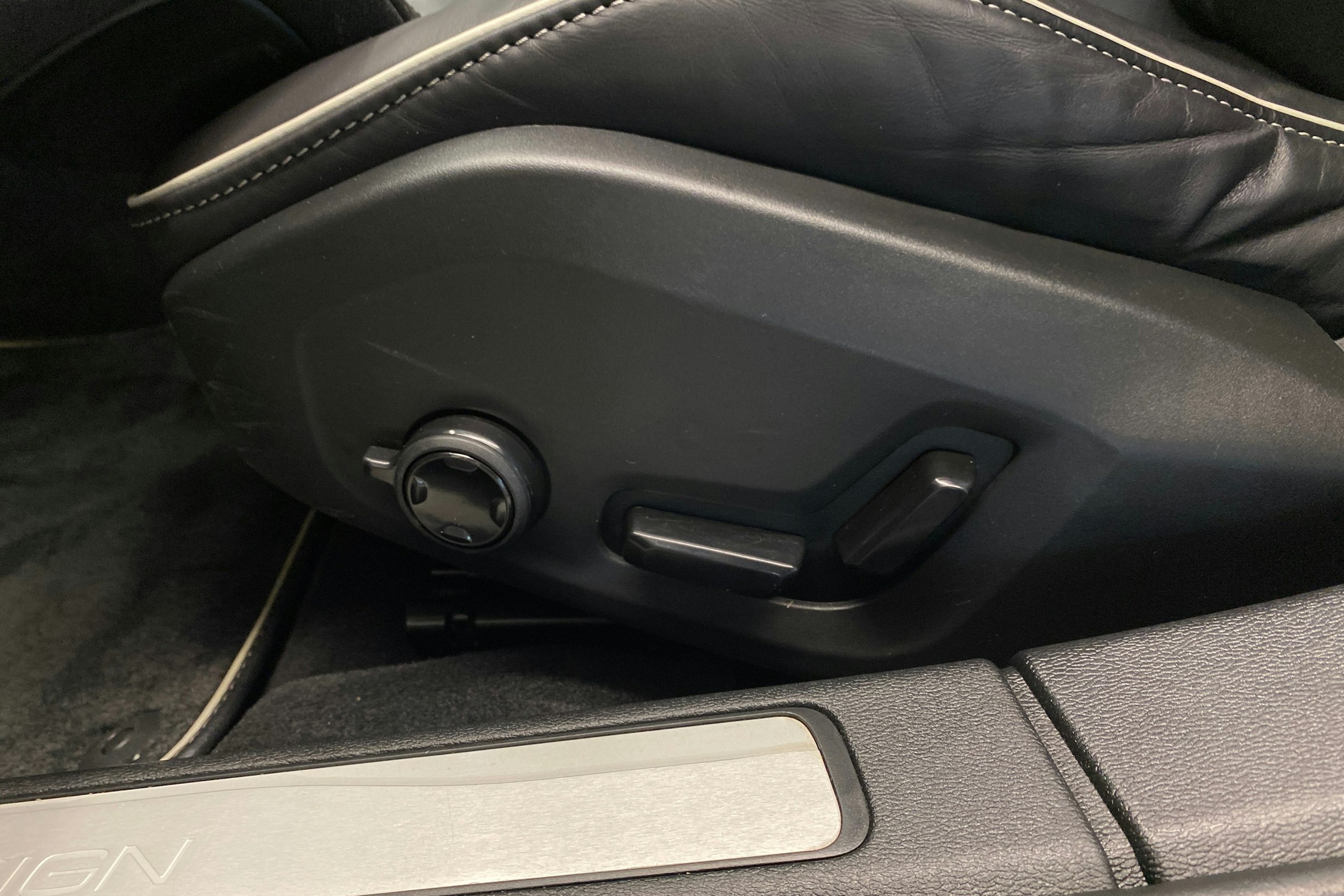 musta Volvo S60 2020 kuva 18.