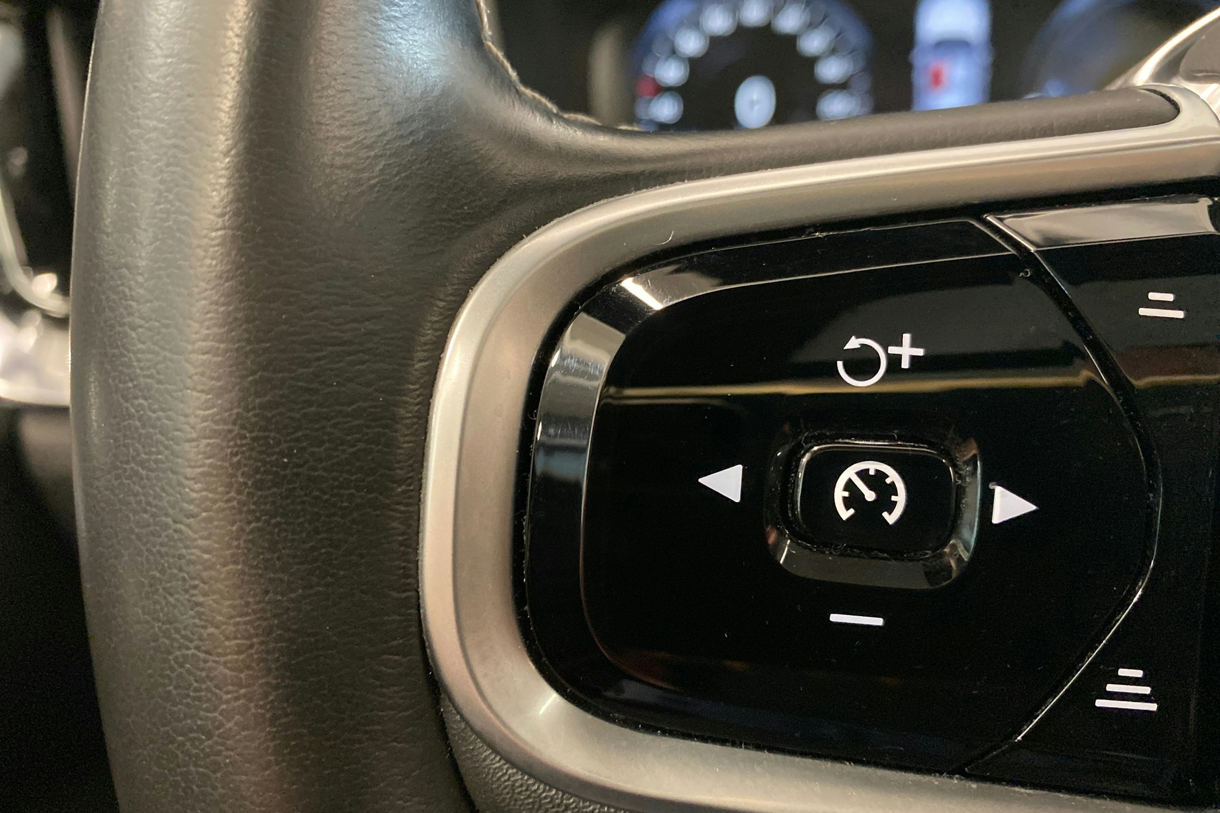 musta Volvo S60 2020 kuva 19.