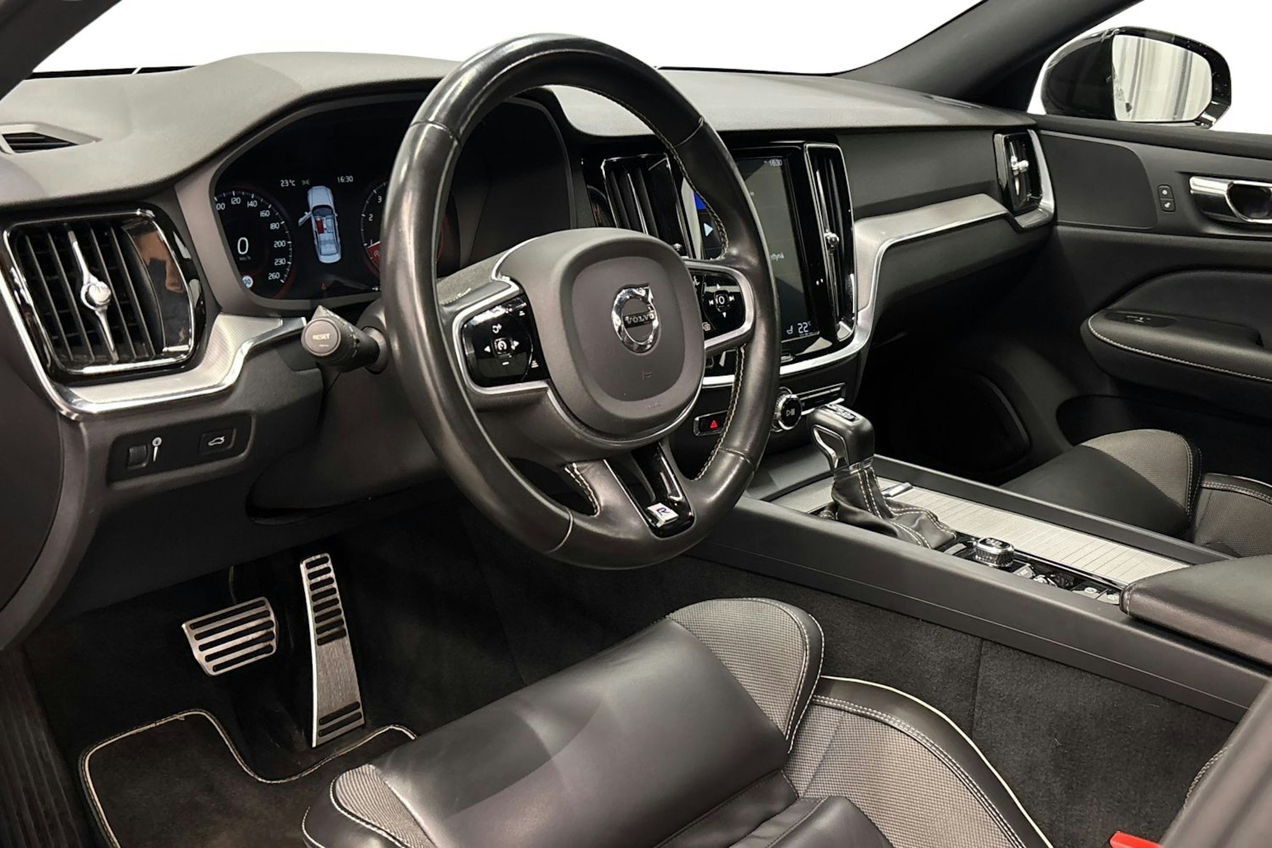 musta Volvo S60 2020 kuva 6.