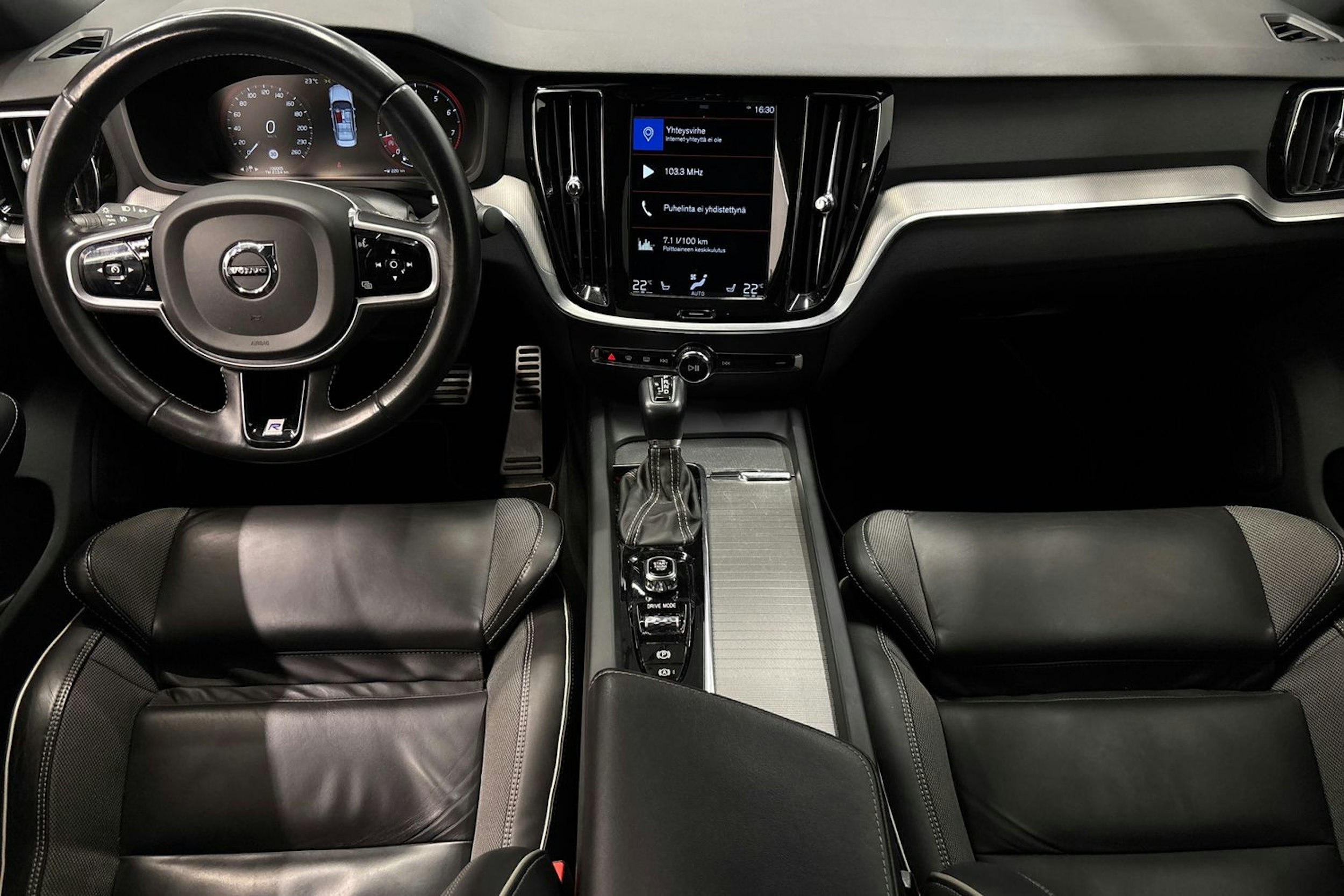 musta Volvo S60 2020 kuva 7.