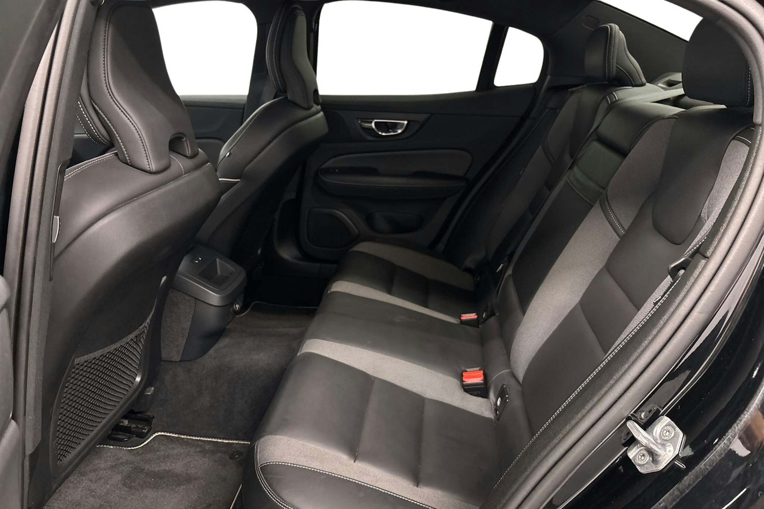 musta Volvo S60 2020 kuva 8.