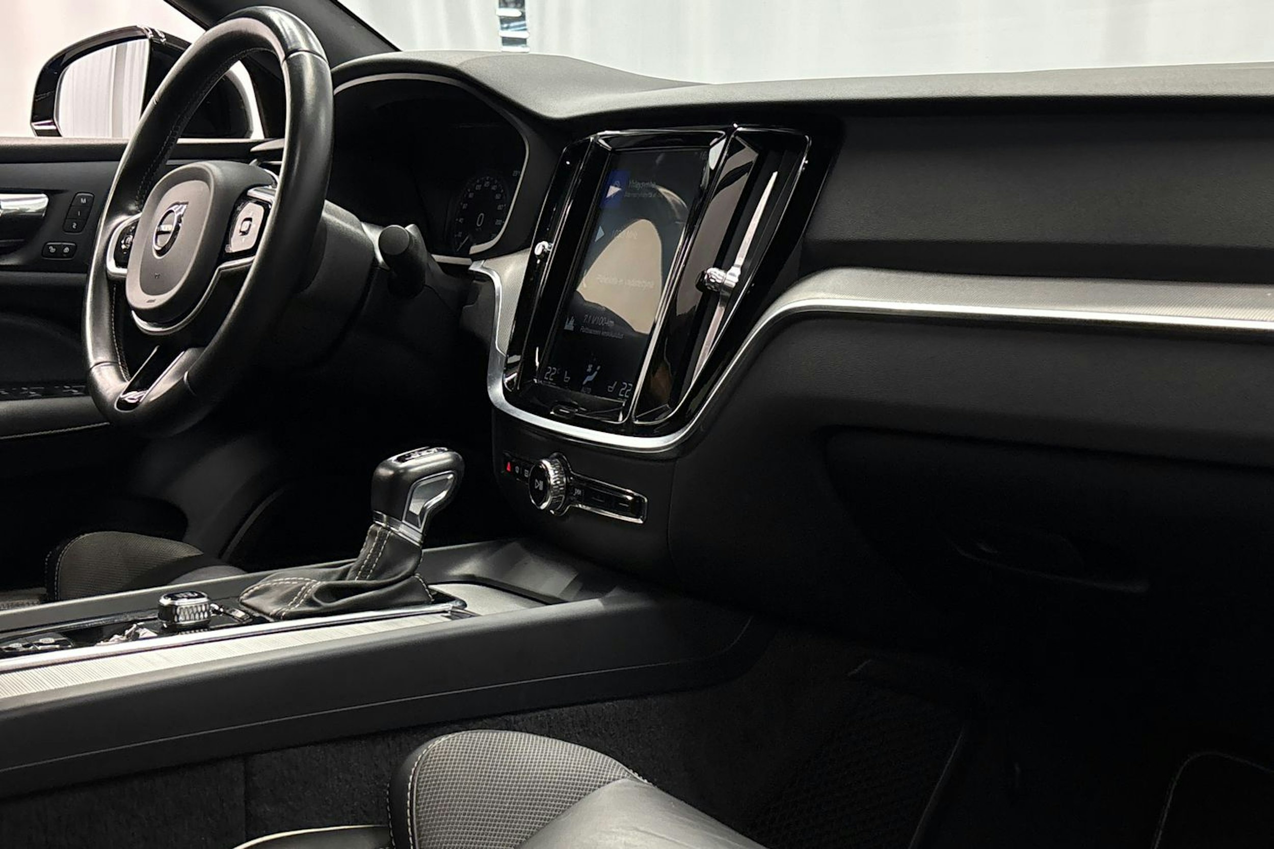 musta Volvo S60 2020 kuva 11.